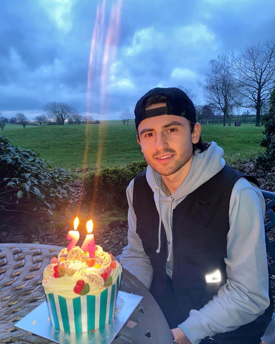 パトリック・ロバーツのインスタグラム：「Thank you for the birthday messages 🧁❤️」