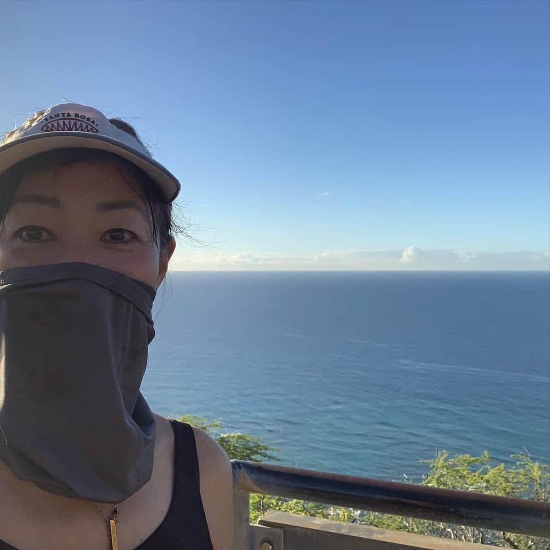 飯島寛子さんのインスタグラム写真 - (飯島寛子Instagram)「Good morning from Diamond head!!  今朝は17℃とハワイにしてはひんやりしてます。 家の近所にダイアモンドヘッドがあるので走って往復4マイル。お目覚めに楽しめます。心が調います。ありがたい。 #ダイアモンドヘッド #ハワイ絶景　#ハワイを走」2月6日 3時47分 - hirokoiijima