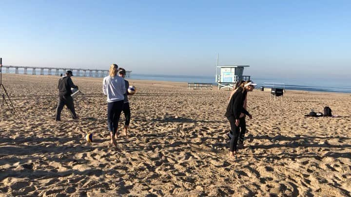 エイプリル・ロスのインスタグラム：「We played a new game to start practice today, I think it was called hubby/wife... our performance was concerning 😬😂😂   First serve attempt➡️Second attempt   Thanks for capturing this moment @datbevents 🙈」