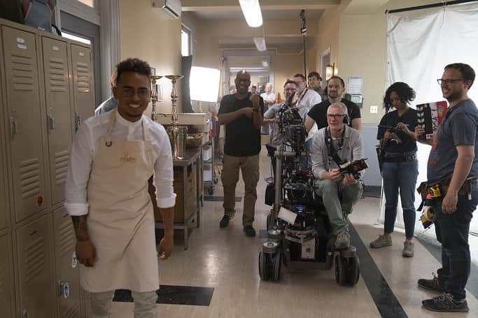 のインスタグラム：「El cantante @ozuna se une a la película animada de Warner Bros. @tomandjerry! Compartiendo créditos junto a @nickyjam  @mvegapena @chloegmoretz  La película estrena en cines y HBO Max el 26 de febrero! 🎥🍿 @tomandjerry #tomandjerrymovie」