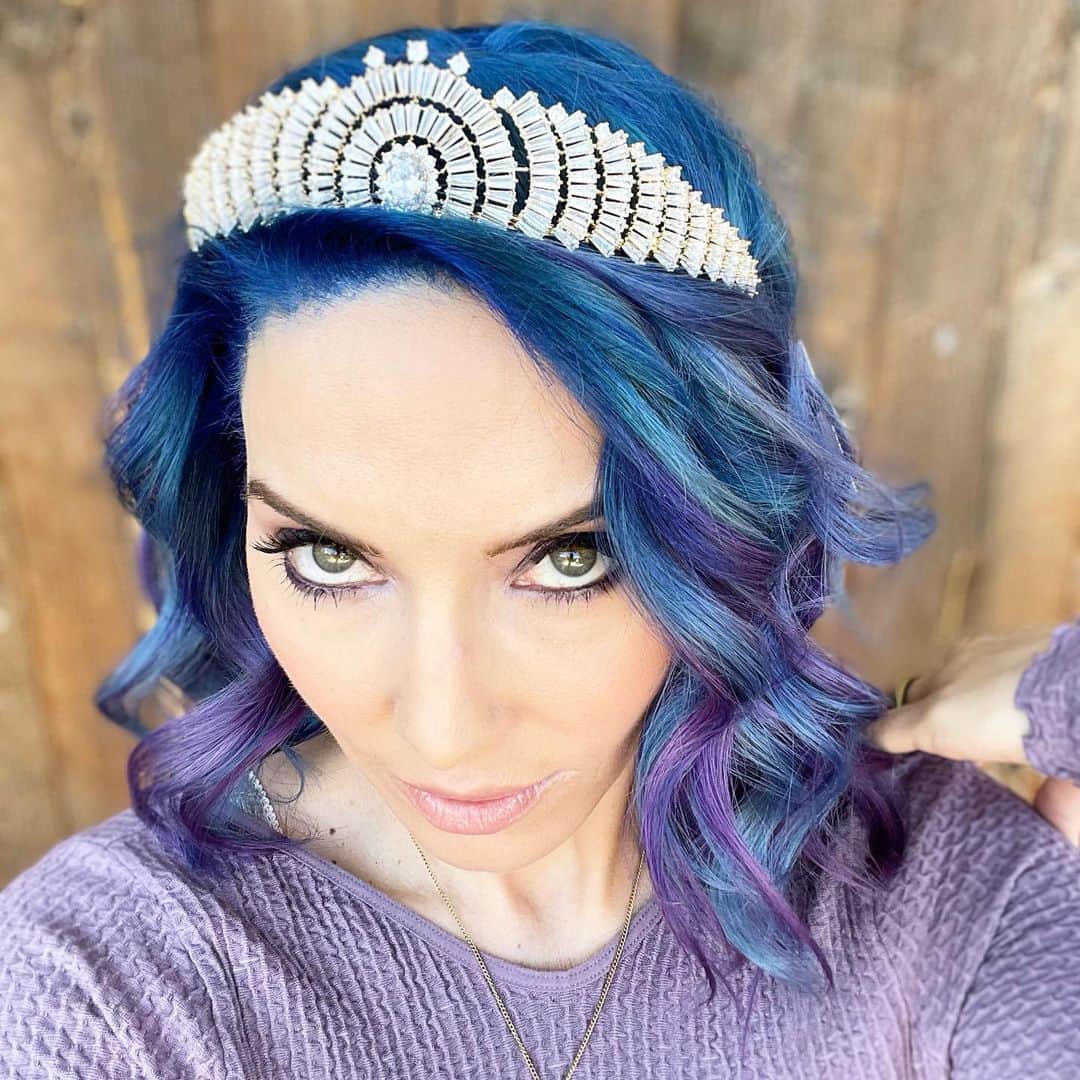 ウィットニー・カミングスのインスタグラム：「I’m at the “buying tiaras on Etsy” stage of the pandemic. You?」