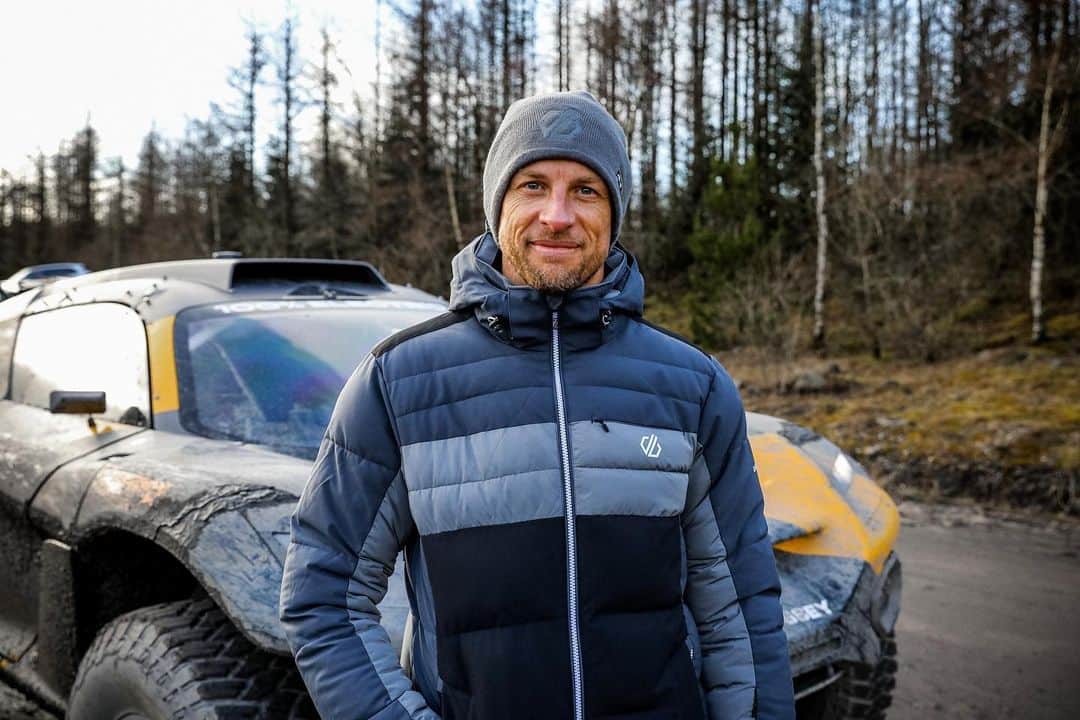 ジェンソン・バトンのインスタグラム：「Dressed for the location, Wales you were fantastic fun for my first taste of @extremeelive @jbxeracing but bloody cold🥶. Luckily I had my @dare2b_sports gear 👍🏽」