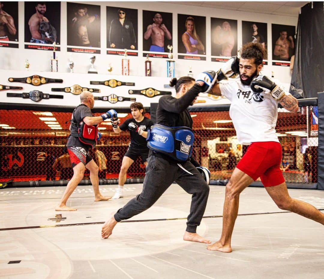 ジョンス のインスタグラム：「Nobody cares, work harder!💯 . . @striking101  @lms.nyc  . 📸 @river_media  . #training#staystrong#showtime #lmsnyc#share#explore#post#oneshot#jackson#wink」