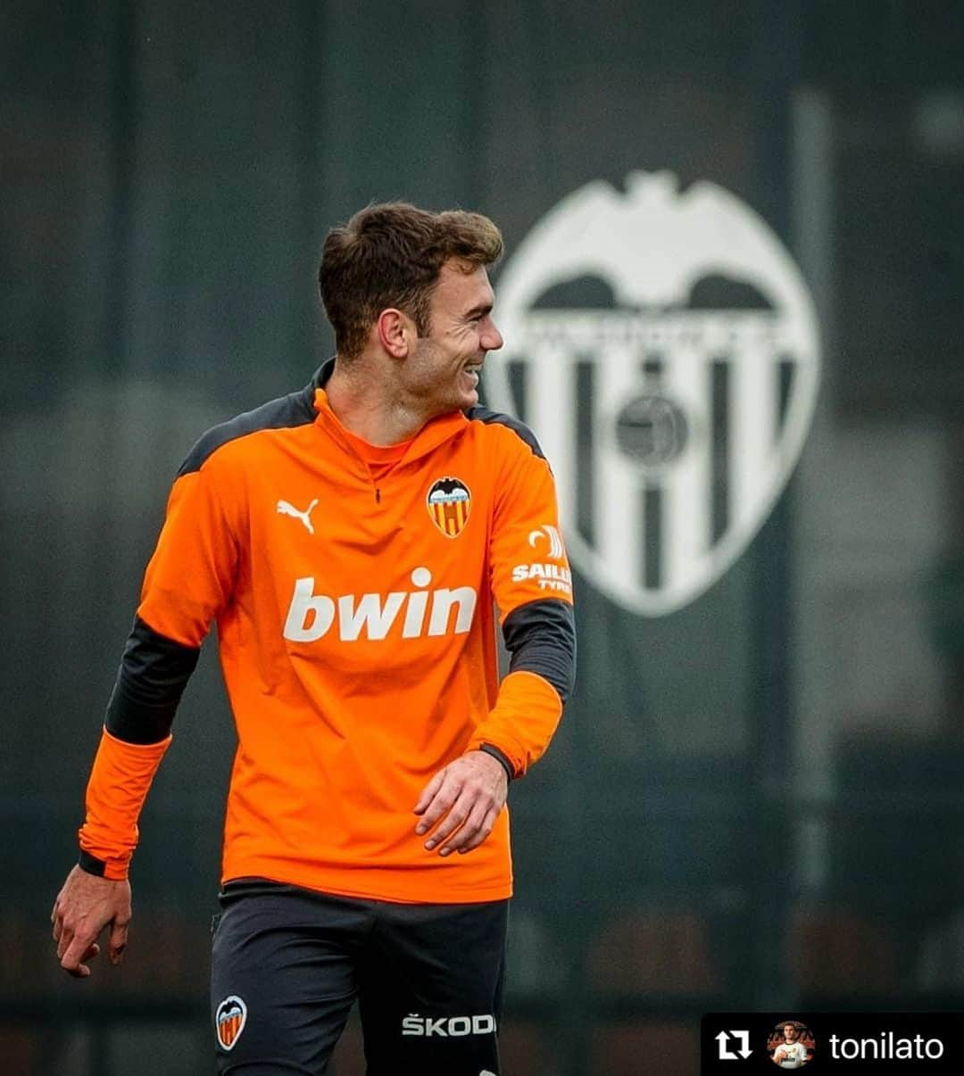 バレンシアCFさんのインスタグラム写真 - (バレンシアCFInstagram)「🔝🔝  #Repost @tonilato ・・・ 😁🦇 Sentimiento por un escudo ⚪️⚫️」2月6日 3時46分 - valenciacf