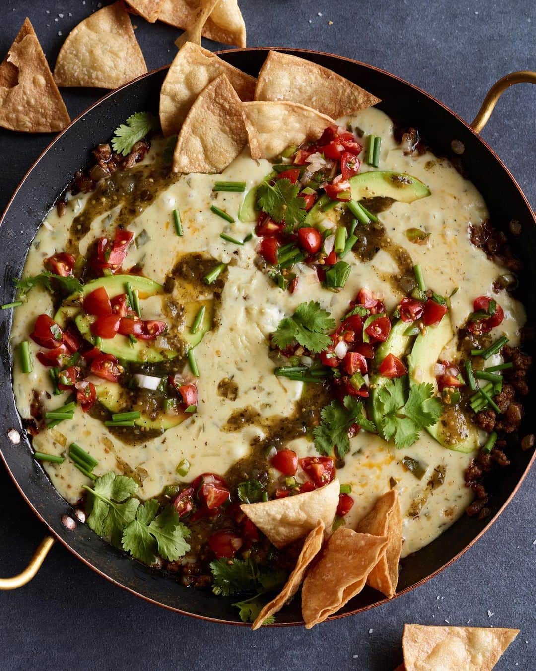 Gaby Dalkinのインスタグラム：「Game day this weekend and all I care about it QUESO!! Hands down the best queso I’ve made to date! Also: homemade chips really seal the deal! On the blog / linked in my profile https://whatsgabycooking.com/beef-queso-dip/」