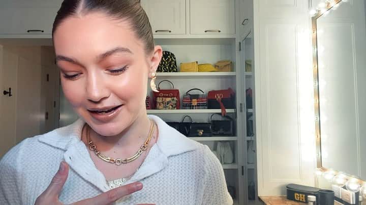 ジジ・ハディッドのインスタグラム：「Watch my ‘Vogue Beauty Secrets:’ now on @voguemagazine YouTube 💞 LINK IN BIO // sharing some of my favorite lil makeup tips n tricks while I do my go-to easy glam :) All of it to say: I don’t get to do this every day. new moms, moms, parents, whoever’s watching .. washing your face is self love, brushing your hair is self love, playing with makeup to dress up, or be creative, is self love. If you did anything for yourself today, I’m proud of you. BIG LOVE HOPE U ENJOY」