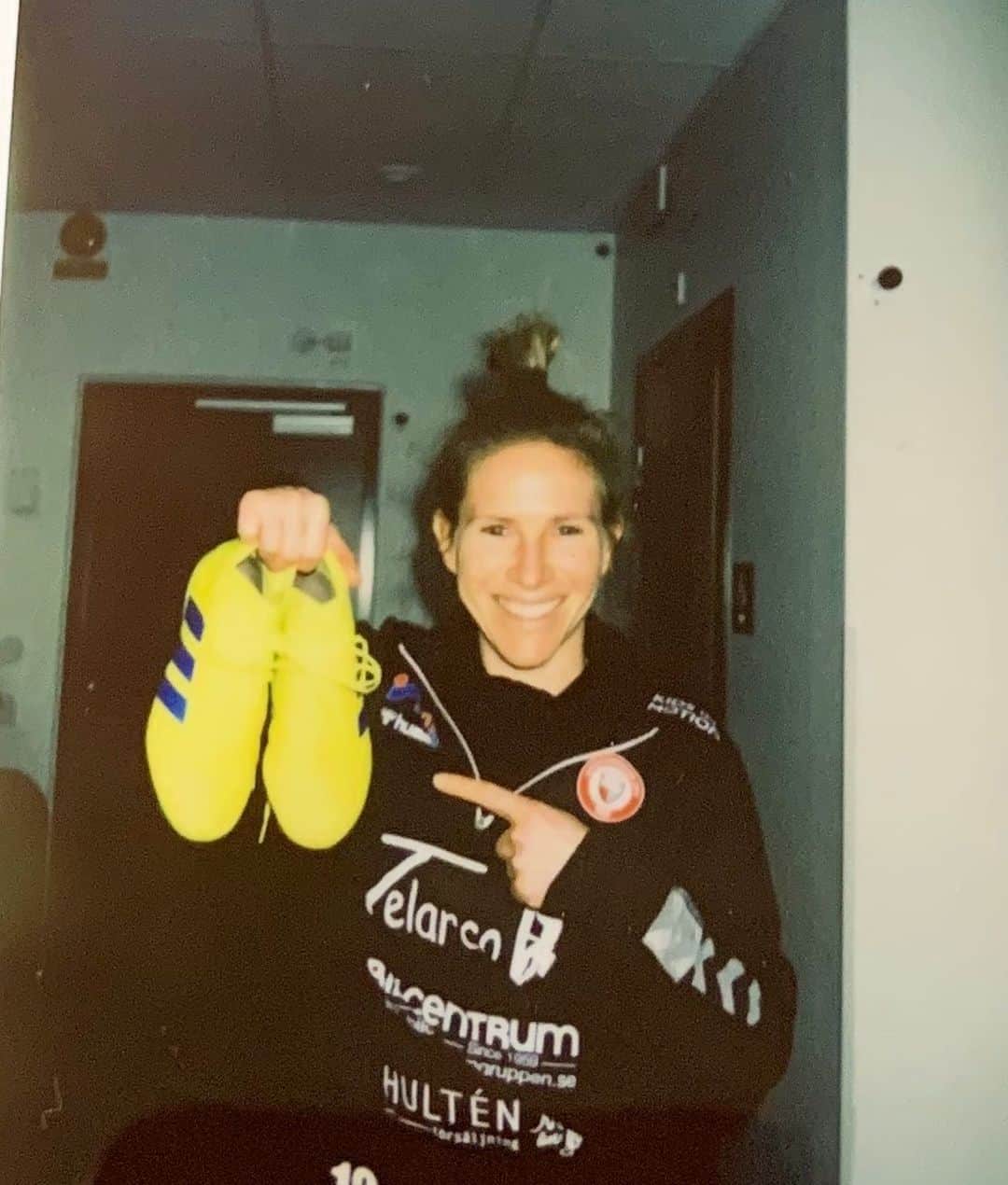 イリース・ケロンド・ナイトのインスタグラム：「It’s been a while since wearing a pair of these - a long 6 month road. Amazing to be around the team again and training hard to get me back to full fitness 💪💪. Thanks to everyone who has supported me so far 🙏 @trueprotein @kristianstadsdff」