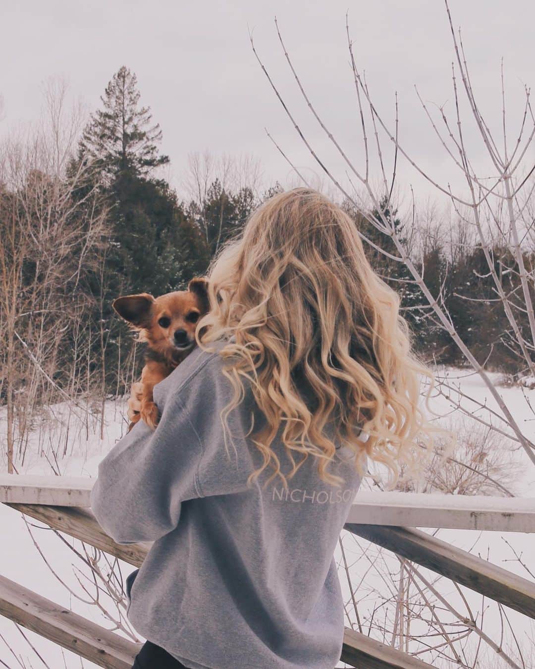Kalyn Nicholsonのインスタグラム：「“I was surrounded by this all-white world, listening to wolves and coyotes, following tracks worn by deer and bobcat, feeling so close and connected to the land. I felt as if I was shape-shifting, actually becoming the land and the wildlife all around me..”  If I could caption this 10 times over, I would include so many more transformative words strung together by author Sharon Blackie. I just finished reading If Women Rose Rooted and... wow. I smiled, I laughed, I learned, I absorbed, I understood, I cried, and I highlighted nearly half the book.  10/10 recommend.   If I could caption this 11 times, I’d pretend I was Mufasa telling baby Simba “everything the light touches is your kingdom.”  Happy Friday✨ have you read any good books lately?」
