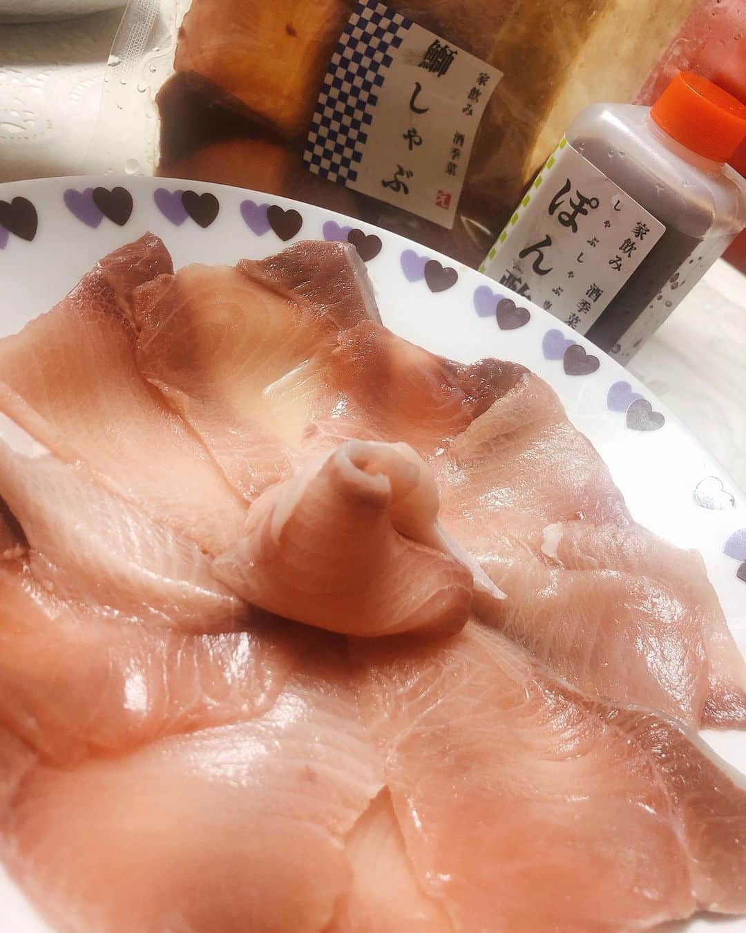 川添りなのインスタグラム：「現在、緊急事態宣言真っ只中💦  大好きな居酒屋さんになかなか行けなくて 寂しい思いしてたら #家飲み横丁 さんを発見~😳✨ お家で居酒屋気分が味わえるご飯ばっかりなんです〜😍💓絶対お酒に合うのっ！✨  しかもね、全国配達可能⭕️  説明書もあるから、料理苦手な私でも作れました💓 #家飲み横丁 さん最高✌️😂✨  またリピります💭💭 https://ienomi.buyshop.jp  #拡散希望 #家飲み横丁 さん #お魚 #居酒屋 #緊急事態宣言  #おうち時間 #おうちご飯  #おうち晩酌 #簡単レシピ #オンライン飲み会 #食テロ #オンライン居酒屋 #幸せ」