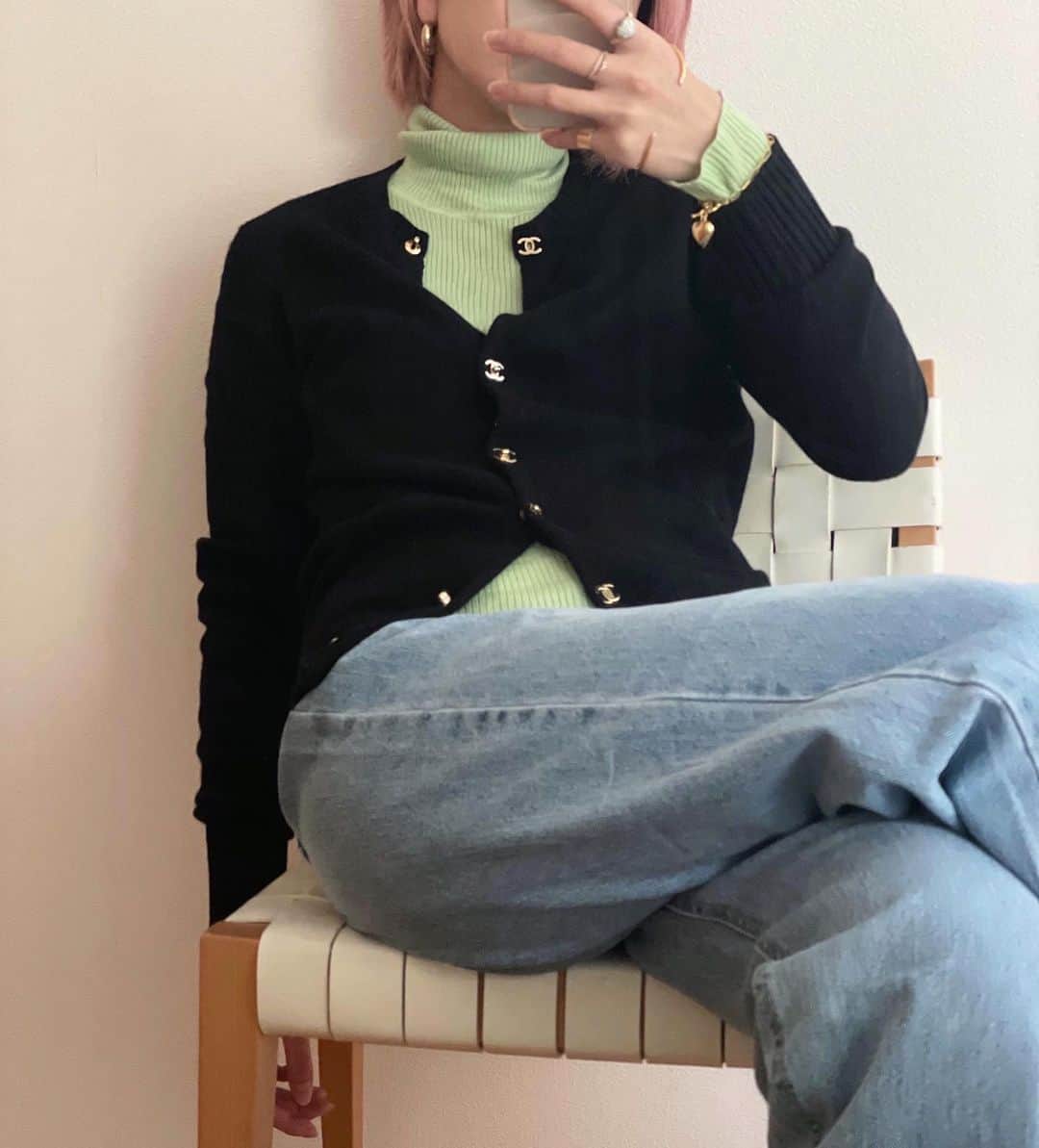 橋本江莉果のインスタグラム：「昔に買ったけど、今の方がしっくりきたり、着こなせたりする服や小物がたくさんあるなぁ〜🐈🌼🌷﻿ ﻿ #coordinate #outfit #ootd #fashion #style #styling #chanel﻿ ﻿ クレジットは #WEAR 👉🏻【erica0114】﻿ またはタップにて👆🏻📝」