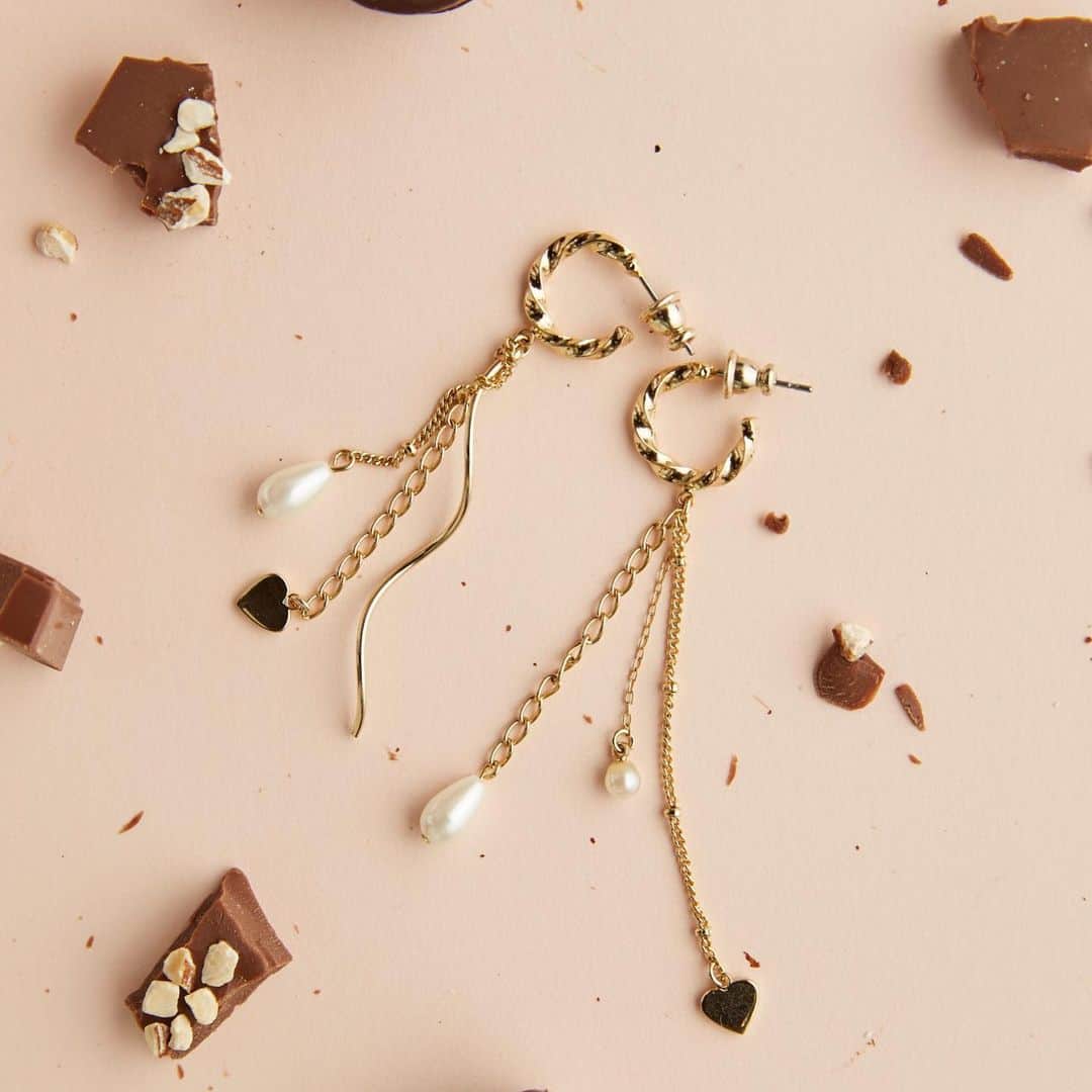ファーファーのインスタグラム：「【EDIT】 issue.95 SWEET VALENTINE  バレンタインの季節には この時期ならではの 甘いアクセサリーを身につけたい。  FURFURでは定番のハートモチーフを 可憐に仕立てたシリーズがラインナップ。  大人がつけやすいデザインのアクセサリーで、 スウィートな気分をぜひ堪能して。  earrings ¥6,000＋tax  動くたびに揺れる、異なるチェーンの先に 小さなパールとハートをあしらったピアス。 スタイリングにそっと女性らしさを忍ばせて。  @furfur_official @furfur_official_staff  #FURFUR #ファーファー」