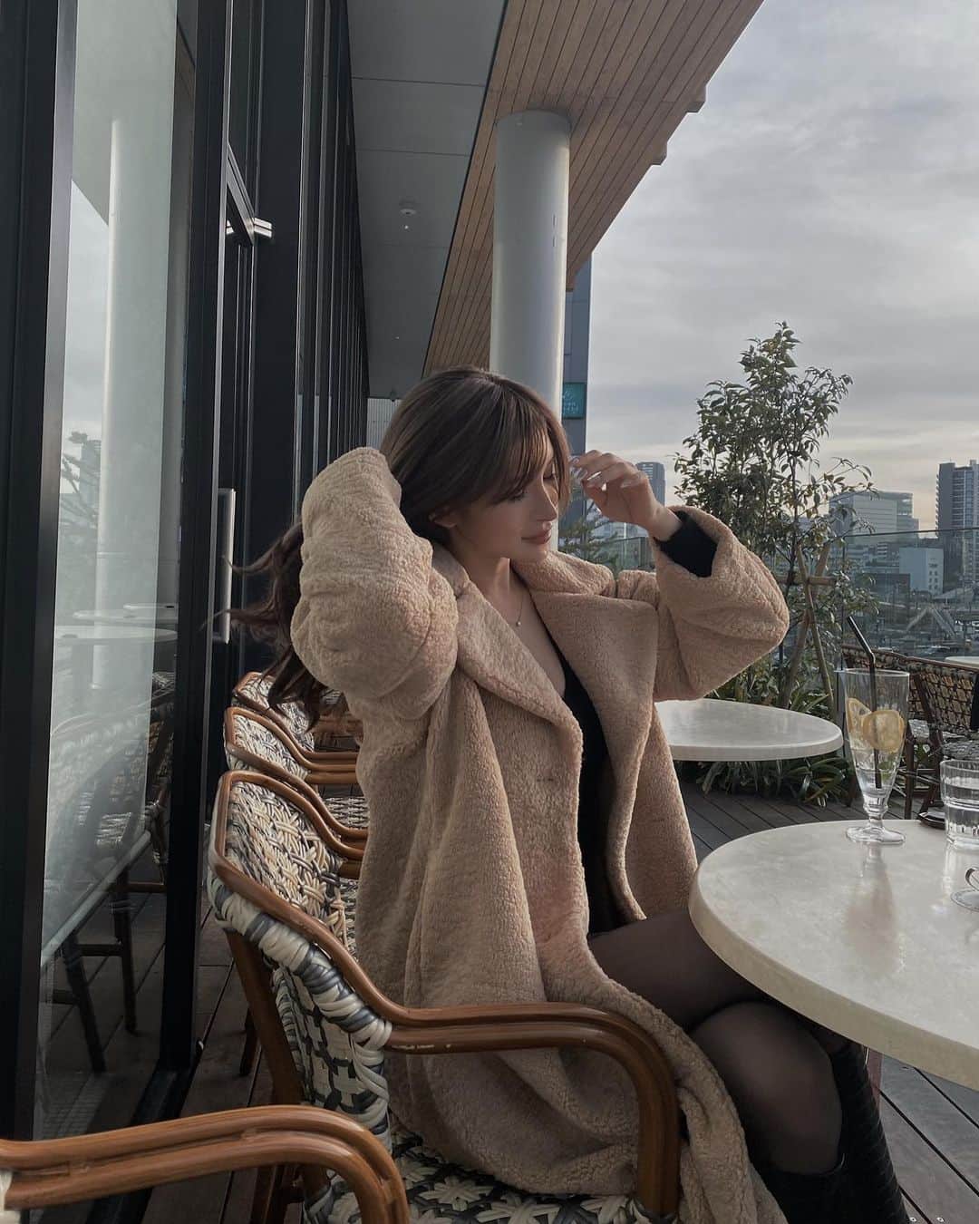 小原優花のインスタグラム：「TY  for a fun time🦋  今日はIRAL新作セットアップが発売しました♡🥰🎉 根強い人気のお尻ちゃん🍑たくさんのご注文ありがとうございます！🙇‍♀️💓 即日発送で順次お届け開始しております🚚✨  完売次第終了なのでぜひ売り切れ前にチェックしてみてください🕵️‍♀️💗 《 @iral_official 》」