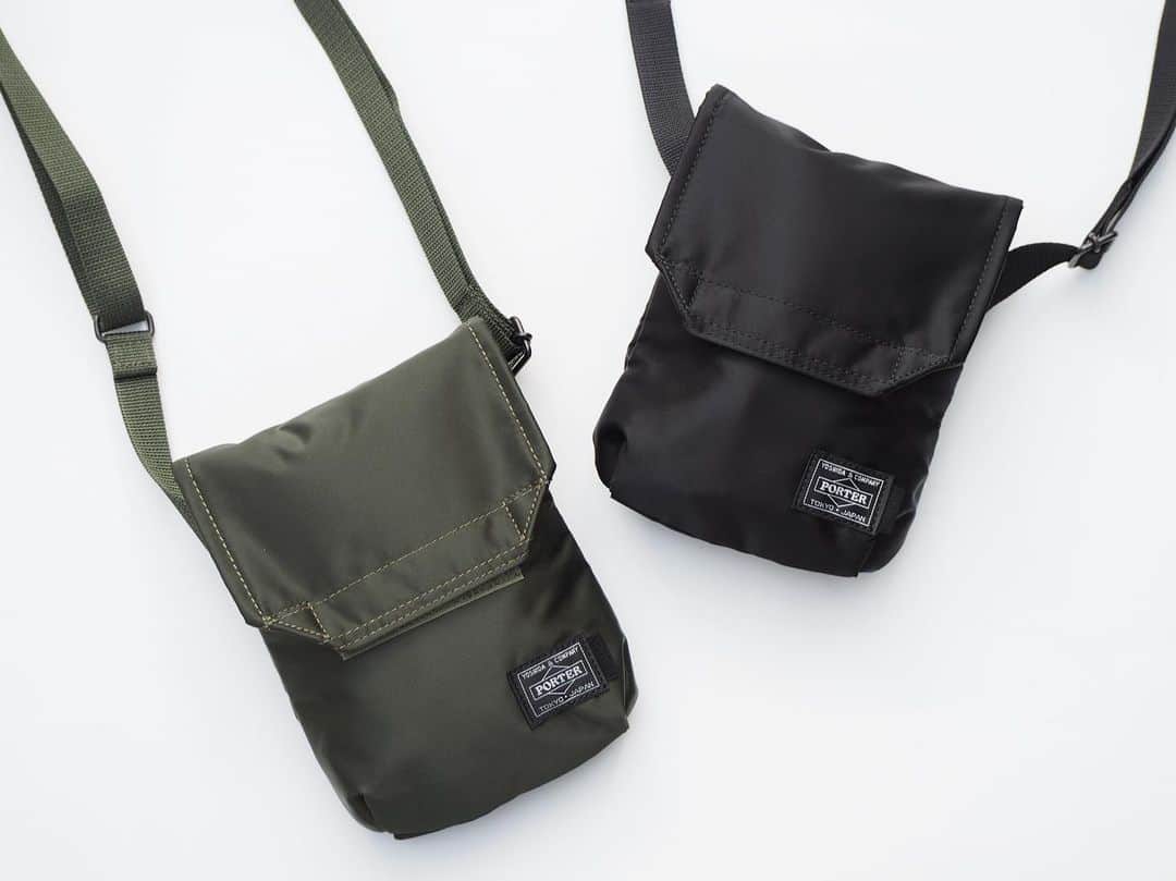 のインスタグラム：「【REARRIVAL】 〈KAPTAIN SUNSHINE × PORTER〉 "TRAVELLER JET CASE" ・ 人気の＜KAPTAIN SUNSHINE＞と＜PORTER＞のコラボレーションコレクションより、コンパクトなトラベラージェットケースが再入荷。 ・ その名の通り、旅行時に重宝するパスポート、ウォレット、文庫本ぴったり入るサイズ感です。背面には、スマートフォンが収まるポケットが配置されています。 もちろん、休日のお出かけやアウトドアシーンにもぴったり。 ・ 素材には、＜PORTER＞らしいボンディングされたナイロンツイルを採用。また、＜PORTER＞ブランドタグの横にブラックの単色で作られたキャプテンサンシャインのピスネームも付属します。 ・ こちらのアイテムは現在ビームス 新宿、ビームス 梅田にて開催中のBAGGAGE CLAIMでもご覧いただけます。 ・ COLOR:BLACK、OLIVE ¥11,000+TAX  #bjirushiyoshida #B印YOSHIDA #代官山 #daikanyama #TOKYO #BEAMS #ビームス #yoshidakaban #吉田カバン #ポーター #porter #비지루시요시다 #도쿄 #다이칸야마 #빔스 #빔즈 #포터 #데일리룩 #백팩 #kaptainsunshine」