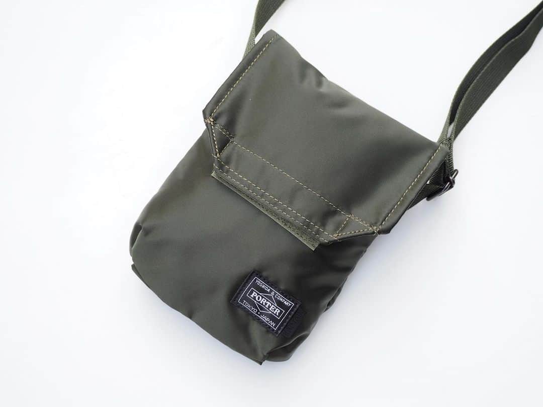 のインスタグラム：「【REARRIVAL】 〈KAPTAIN SUNSHINE × PORTER〉 "TRAVELLER JET CASE" ・ 人気の＜KAPTAIN SUNSHINE＞と＜PORTER＞のコラボレーションコレクションより、コンパクトなトラベラージェットケースが再入荷。 ・ その名の通り、旅行時に重宝するパスポート、ウォレット、文庫本ぴったり入るサイズ感です。背面には、スマートフォンが収まるポケットが配置されています。 もちろん、休日のお出かけやアウトドアシーンにもぴったり。 ・ 素材には、＜PORTER＞らしいボンディングされたナイロンツイルを採用。また、＜PORTER＞ブランドタグの横にブラックの単色で作られたキャプテンサンシャインのピスネームも付属します。 ・ こちらのアイテムは現在ビームス 新宿、ビームス 梅田にて開催中のBAGGAGE CLAIMでもご覧いただけます。 ・ COLOR:BLACK、OLIVE ¥11,000+TAX  #bjirushiyoshida #B印YOSHIDA #代官山 #daikanyama #TOKYO #BEAMS #ビームス #yoshidakaban #吉田カバン #ポーター #porter #비지루시요시다 #도쿄 #다이칸야마 #빔스 #빔즈 #포터 #데일리룩 #백팩 #kaptainsunshine」