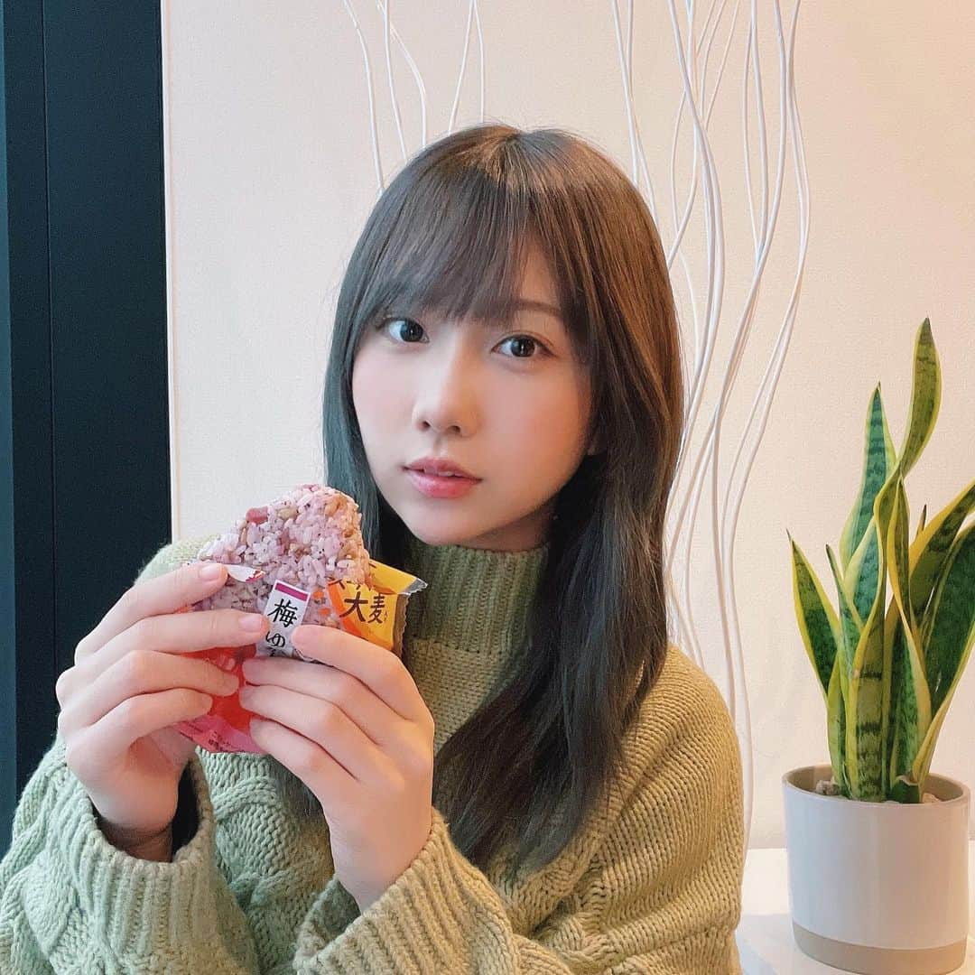 きりたんぽさんのインスタグラム写真 - (きりたんぽInstagram)「HIKAKINさんとコラボの﻿ スーパー大麦おむすび🍙﻿ ﻿ 甘くって癖が少ないから食べやすいし﻿ スーパー大麦って食物繊維が﻿ 白米の約49倍 玄米の約8倍なんだって！！😳﻿ 腸活！！✨﻿ ﻿ ﻿ ファミリーマートで買えるよん🥳 ﻿ ﻿ #スーパー大麦﻿ #スーパー大麦バーリーマックス﻿ #ファミリーマート﻿ #美味しく食物繊維﻿ #バーリーマックス﻿ #食物繊維﻿ #プチプチ﻿ #おむすび﻿ #腸活﻿ #PR」2月5日 19時00分 - kiritampopopo