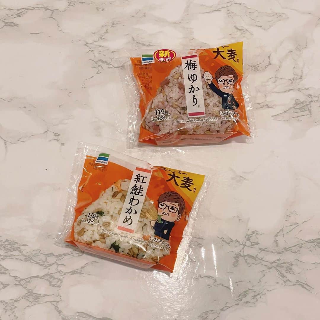 きりたんぽさんのインスタグラム写真 - (きりたんぽInstagram)「HIKAKINさんとコラボの﻿ スーパー大麦おむすび🍙﻿ ﻿ 甘くって癖が少ないから食べやすいし﻿ スーパー大麦って食物繊維が﻿ 白米の約49倍 玄米の約8倍なんだって！！😳﻿ 腸活！！✨﻿ ﻿ ﻿ ファミリーマートで買えるよん🥳 ﻿ ﻿ #スーパー大麦﻿ #スーパー大麦バーリーマックス﻿ #ファミリーマート﻿ #美味しく食物繊維﻿ #バーリーマックス﻿ #食物繊維﻿ #プチプチ﻿ #おむすび﻿ #腸活﻿ #PR」2月5日 19時00分 - kiritampopopo