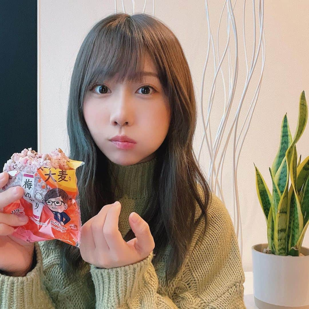 きりたんぽさんのインスタグラム写真 - (きりたんぽInstagram)「HIKAKINさんとコラボの﻿ スーパー大麦おむすび🍙﻿ ﻿ 甘くって癖が少ないから食べやすいし﻿ スーパー大麦って食物繊維が﻿ 白米の約49倍 玄米の約8倍なんだって！！😳﻿ 腸活！！✨﻿ ﻿ ﻿ ファミリーマートで買えるよん🥳 ﻿ ﻿ #スーパー大麦﻿ #スーパー大麦バーリーマックス﻿ #ファミリーマート﻿ #美味しく食物繊維﻿ #バーリーマックス﻿ #食物繊維﻿ #プチプチ﻿ #おむすび﻿ #腸活﻿ #PR」2月5日 19時00分 - kiritampopopo