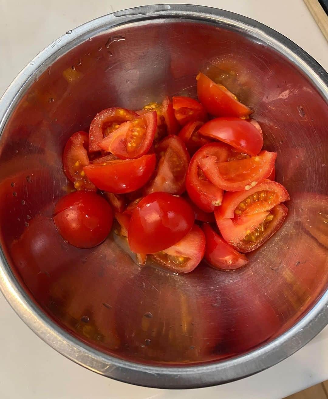 エバラ食品さんのインスタグラム写真 - (エバラ食品Instagram)「【 #エバラ社員の食卓 ウィーク/テレワーク飯特集Vol.5】 仕上げの「 #黄金の味 」がポイント！ コクうまトマトパスタ . こんにちは、SNSチームの竹田です。テレワーク飯特集の最終日にご紹介するのはトマトパスタ＾＾ ソースは粗くつぶしたトマトときのことツナ、そして「黄金の味」を加えて作っています(^^) . 焼肉のつけだれでおなじみの「黄金の味」ですが、実はパスタメニューに使うのもおすすめ。トマトを使ったソースにプラスすると、程よい甘さとコクが加わって、ワンランク上の味わいになるんです♪妻からも「おいしい！」と好評でした◎ . みなさんもテレワーク日のごはんに、ぜひ取り入れてみてください(*^_^*) . ＜材料 4人分＞ スパゲティ(乾燥) 300g トマト 大2個(約400g) ※中玉やミニトマトでも しめじ 1パック エリンギ 1パック ツナ缶 小1缶 エバラ黄金の味 200g オリーブ油 適量 . ＜作り方＞ 【1】トマトはざく切りに、きのこは石づきを切り、しめじは小房に分け、エリンギは縦薄切りにします。ツナは油をきっておきます。 【2】鍋に湯を沸かし、塩(分量外)を加え、スパゲティを表示時間より1分短くゆで、水気をしっかりきります。 【3】フライパンに油を熱し、トマトを入れ、粗くつぶしながら炒め、【1】を加えてさらに炒め合わせます。 【4】「黄金の味」を加え、とろみがつくまで炒め煮にし、【2】を加えて軽く炒め合わせたら、できあがりです。 . #エバラおいしいレシピ #エバラ食品 #おうちごはん #手作りごはん #レシピ #料理好きな人とつながりたい #今日のごはん #献立 #テレワーク飯 #お昼ごはん #おうちランチ #パスタ #トマトパスタ #スパゲティ #トマトスパゲティ #トマト #きのこ #しめじ #エリンギ #ツナ #デリスタグラム #instafood #foodstagram #黃金烤肉醬 #おうちでできること」2月5日 19時00分 - ebarafoods