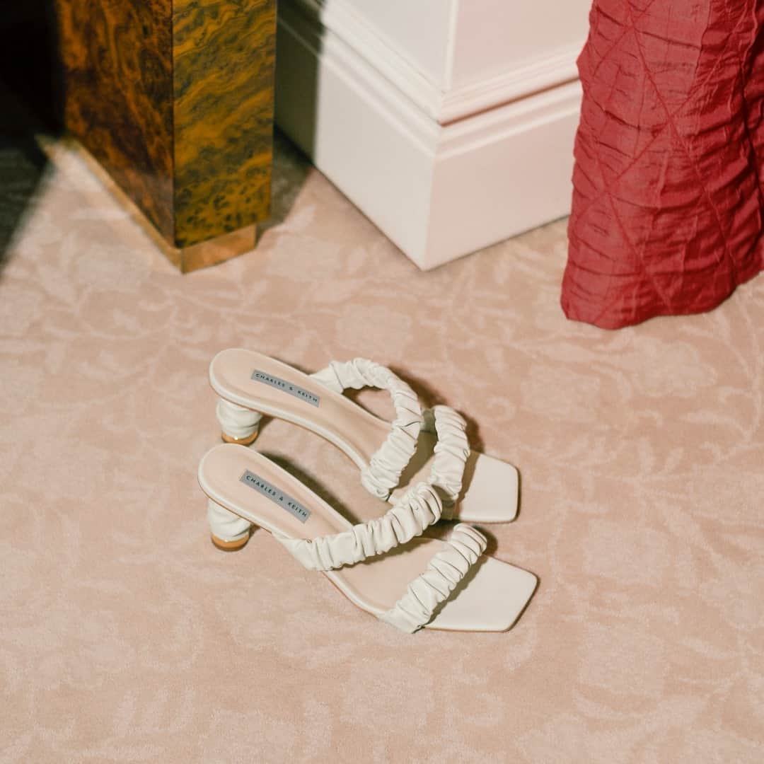 CHARLES & KEITHさんのインスタグラム写真 - (CHARLES & KEITHInstagram)「Incredibly chic and versatile, these strappy mules will take you from desk to dinner effortlessly. Shop via link in bio.  #CharlesKeithSS21 #CharlesKeithOfficial  Product featured: Ruched strap mules」2月5日 19時00分 - charleskeithofficial