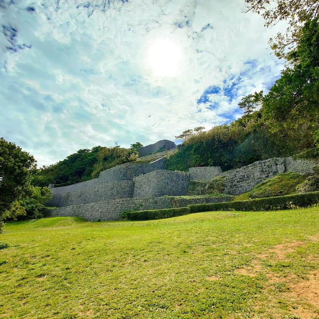 Be.okinawaさんのインスタグラム写真 - (Be.okinawaInstagram)「In Urasoe Dai Park located in central Okinawa main island, you’ll find “Urasoe Castle Ruins” which served as the capital of medieval Okinawa prior to the unification of the island into the Ryukyu Kingdom and the capital moving to Shurijo Castle as well as a royal mausoleum called “Urasoe Yodore”. This is a perfect place to take a walk in rich nature while learning about the history of Okinawa. It is also known as the setting for the story of the Hollywood movie, “Hacksaw Ridge”.  📍: Urasoe Dai Park  Tag your own photos from your past memories in Okinawa with #visitokinawa / #beokinawa to give us permission to repost!  #urasoe #urasoecity #urasoecastle #浦添市 #浦添大公園 #우라소에시 #우라소에대공원 #hacksowridge #castleruins #okinawaphoto #japan #travelgram #instatravel #okinawa #doyoutravel #japan_of_insta #passportready #japantrip #traveldestination #okinawajapan #okinawatrip #沖縄 #沖繩 #오키나와 #旅行 #여행 #打卡 #여행스타그램」2月5日 19時00分 - visitokinawajapan