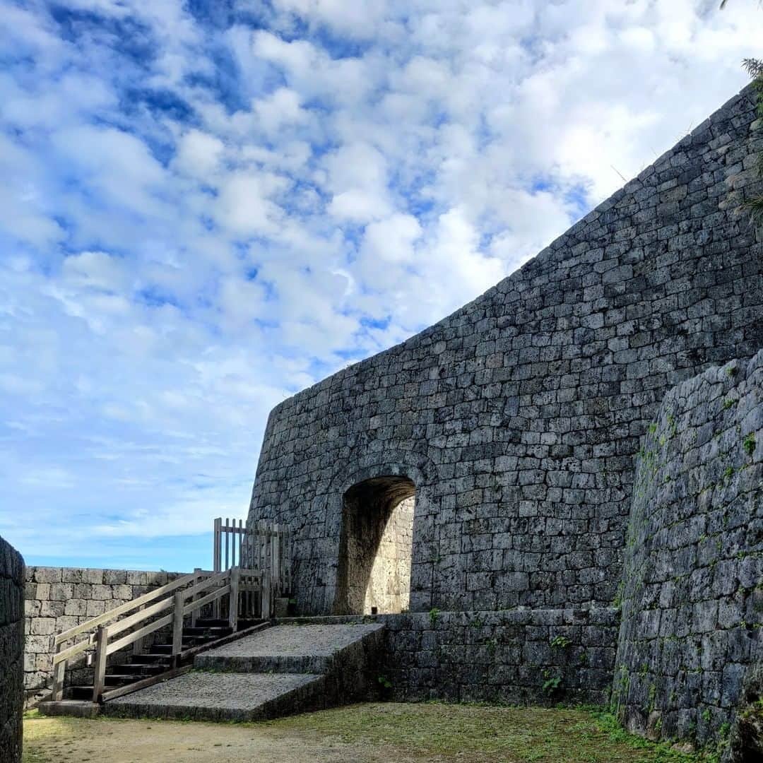 Be.okinawaさんのインスタグラム写真 - (Be.okinawaInstagram)「In Urasoe Dai Park located in central Okinawa main island, you’ll find “Urasoe Castle Ruins” which served as the capital of medieval Okinawa prior to the unification of the island into the Ryukyu Kingdom and the capital moving to Shurijo Castle as well as a royal mausoleum called “Urasoe Yodore”. This is a perfect place to take a walk in rich nature while learning about the history of Okinawa. It is also known as the setting for the story of the Hollywood movie, “Hacksaw Ridge”.  📍: Urasoe Dai Park  Tag your own photos from your past memories in Okinawa with #visitokinawa / #beokinawa to give us permission to repost!  #urasoe #urasoecity #urasoecastle #浦添市 #浦添大公園 #우라소에시 #우라소에대공원 #hacksowridge #castleruins #okinawaphoto #japan #travelgram #instatravel #okinawa #doyoutravel #japan_of_insta #passportready #japantrip #traveldestination #okinawajapan #okinawatrip #沖縄 #沖繩 #오키나와 #旅行 #여행 #打卡 #여행스타그램」2月5日 19時00分 - visitokinawajapan