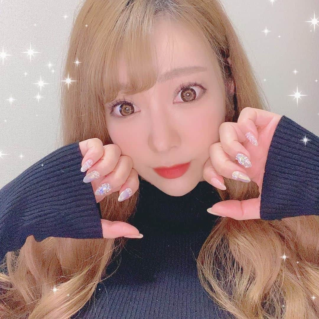 日菜あこのインスタグラム：「今日はあの有名なネイルサロン @terra.officialでネイルしてきました☺️💓  フカフカなソファで施術してもらえて すごくリラックス出来た😍💕 デザインやカラーも色々提案してくれて、めちゃくちゃ可愛くしてもらった💕丁寧なのに早くてしかも可愛くて大満足でした❤️  「日菜あこ」のインスタをみたで 10%offになるので是非行ってみてね💅✨  詳しくはストーリーで😍  #渋谷ネイルサロン#渋谷ネイル #銀座ネイルサロン#銀座ネイル#TerraBlue#Terraネイル#WoomyPR#ミラーネイル#キラキラネイルデザイン」