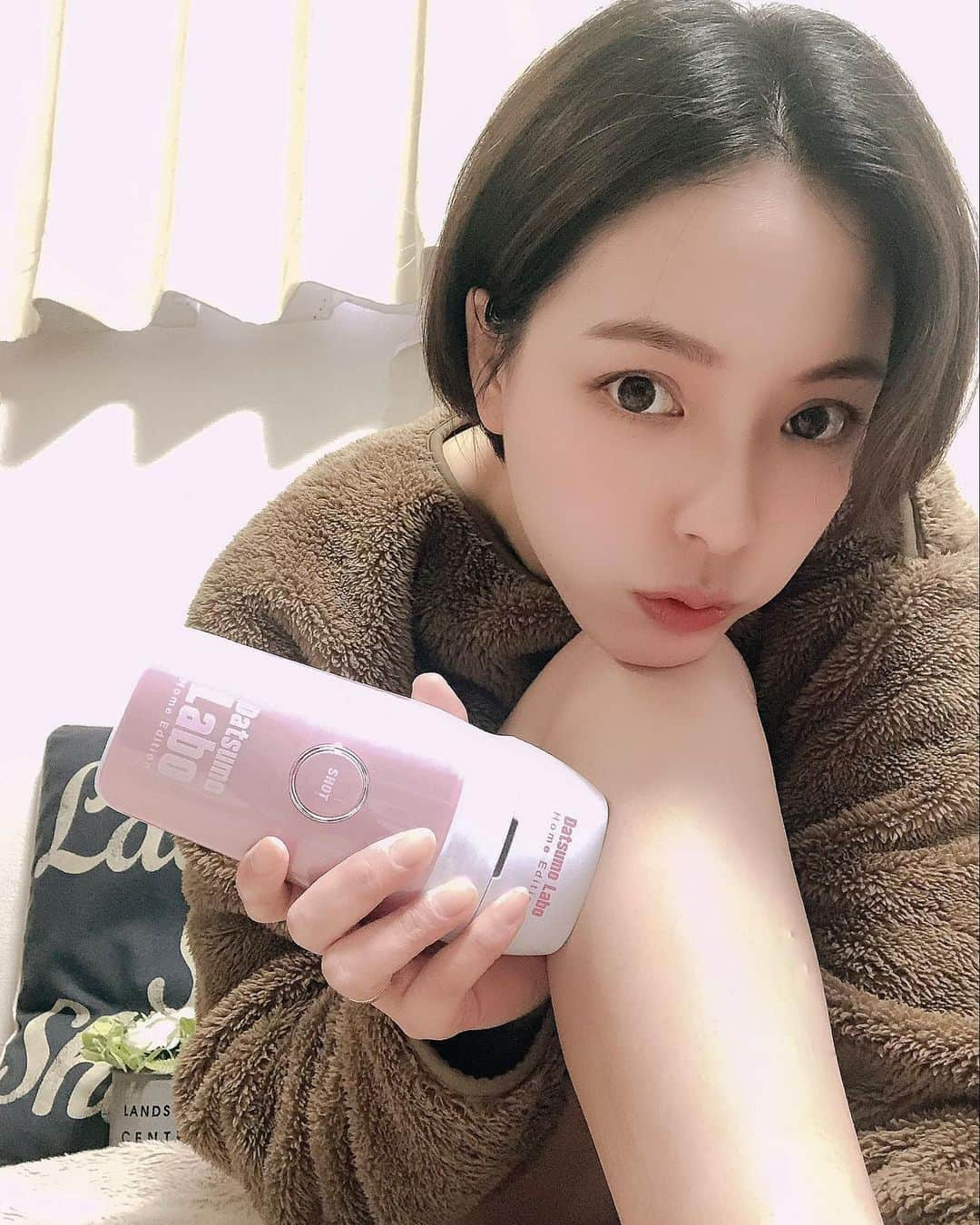 lily112988さんのインスタグラム写真 - (lily112988Instagram)「: #skincare . . 家庭用脱毛器 (っ'-' )╮ =͟͟͞͞◒ GETだぜ！  自分ももちろんなんだけど ムスメが使えるし🤔 (ちょっと毛深めちゃん🤫)  バレリーナのママさんは 家庭用脱毛器使ってるって聞いて👂🏻  ほうほうほう🤔 ムスメが年頃になったら 買おうかなぁ〜 と思ってたんだけど…  なんと！ @datsumo_labo  #脱毛ラボホームエディション を キャンペーンで プレゼントして頂きました🎁  大手脱毛サロン 【 脱毛ラボ 】の製品だから 安心❕ 業界用出力のパワーがあるのに 痛みが少ないのがポイントなんだって❕  スピード連射で 短時間で出来るし パワーも選べるから ボディからｖｉｏまで👌 冷却機能搭載で 照射しながらクールダウンも👌 . . . #datsumolabo #datsumolabohomeedition #脱毛ラボ #脱毛ラボ脱毛器 #サロンレベル #サロンレベルの仕上がり #サロンレベルケア #脱毛器 #家庭用脱毛器  #自粛期間の過ごし方 #おこもり美容 #おこもり生活 #美容強化月間 #beauty #モデル #読者モデル #ママモデル #beautyまとめ #美容 #美容好きな人と繋がりたい」2月5日 19時11分 - lily112988