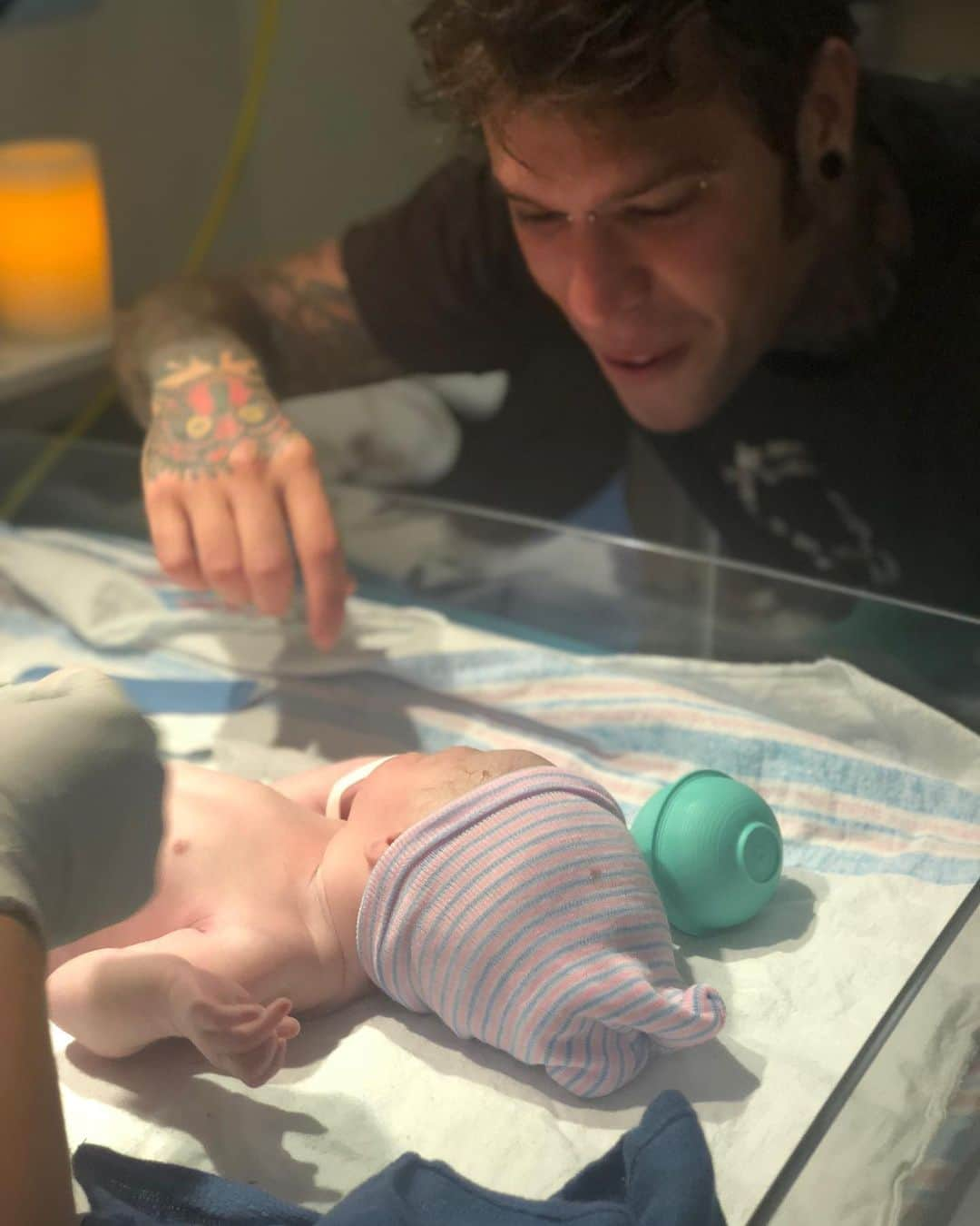 キアラ・フェラーニさんのインスタグラム写真 - (キアラ・フェラーニInstagram)「Since so many are asking about it here is Leo’s birth story ❤️ We spent most of the pregnancy between Milan and Los Angeles and moved permanently to LA around my 29th week to be able to deliver Leo there. Until the 32nd week it was the easiest pregnancy ever: I was able to travel, work and do basically everything I used to do before. From week 32 I started having problems with my placenta. My liquids were also low and I was put at home rest with the idea to deliver max at 36 or 37 weeks. At 37 weeks my doc said it was safer not to wait any longer: at 1 am on March 19th I started induction at the hospital with a foley balloon and crazy (and super painful)  contractions. After I was a bit dialeted they took off the balloon and started oxytocin to prepare my body to deliver. A few hours later (at around 11 am) they broke my water (it’s like that during induction) and I requested my epidural (loved it). Everything was going smooth until Leo’s heartbeat started racing in the afternoon so the they had to give me oxygen, slow down the oxytocin and I started being very scared. At around 7 pm they told me I had an infection going on and gave me antibiotics. At this time I was super scared and thought they would opt for a C section (after 18 hours of labor) but then my doc came and I was dialeted enough to push and have a natural birth 😍 I pushed with Fede by my side and at 11.37 pm (22 hours after I started induction) I finally met my Leo. Best moment of my life so far. I could hold him for 30 seconds then they had to check on him for a few minutes before giving him back to me, and in that moment I couldn’t stop crying from happiness (see photos). Giving birth really is a lifetime experience 🙏🏻」2月5日 19時04分 - chiaraferragni