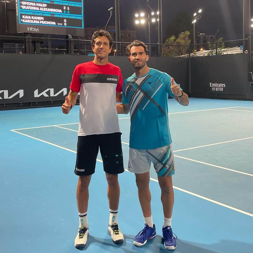 のインスタグラム：「Bom começo p nos aqui no torneio preparatório p @australianopen. Primeira vez q jogamos juntos, foi um bom jogo. Vaaamo q vaaamo. . . Good start here !! Vaaamos . .  @centauroesporte @itambe @bancobmg @volvocars @vossworld @cbtoficial @foxtonbrasil @atptour @asicsbrasil @headtennis_official #somostodosgirafa #bolsaatleta」