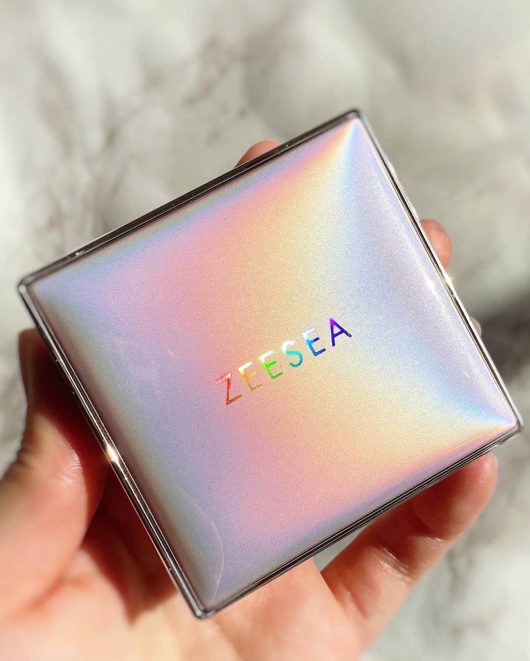 あやかさんさんのインスタグラム写真 - (あやかさんInstagram)「インスタでバズりまくってる中国コスメ　@zeeseacosmetics で フルメイクしてみたよ🐼🇨🇳💄 赤シャドウとネイビーのアイライン 鼻チークに深紅リップでチャイボーグメイク🤪  しっとりなのに塗るとサラサラになる メタバースピンクシリーズ シャイニングギャラクシーリキッドファンデーション  ふんわり軽いのに崩れない メタバースピンクシリーズ アストロダスト　パウダーファンデーション どちらも2月の新作✨スワイプして驚きの崩れなさを見て❤️ @zeeseacosmetics_jp  #ズーシー #zeesea #中国コスメ #中国メイク #チャイボーグ #中華メイク #メイクレポ #新作コスメ #ノースリーブ #タートルネック #自撮り #セルフィー #カラコン #脱毛サロン #エステ #育乳 #バストケア #バストアップ」2月5日 19時20分 - __aya.aya.aya__