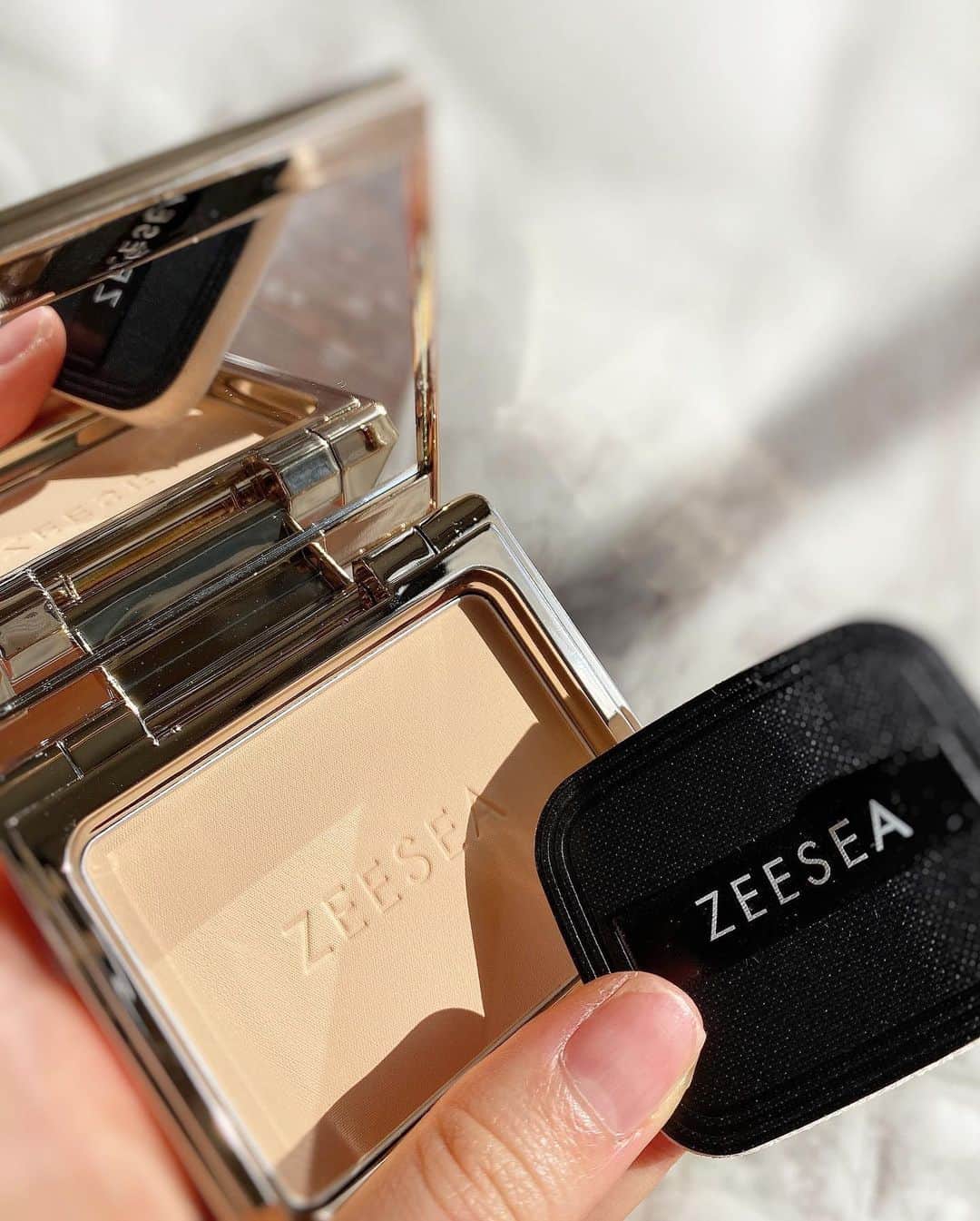 あやかさんさんのインスタグラム写真 - (あやかさんInstagram)「インスタでバズりまくってる中国コスメ　@zeeseacosmetics で フルメイクしてみたよ🐼🇨🇳💄 赤シャドウとネイビーのアイライン 鼻チークに深紅リップでチャイボーグメイク🤪  しっとりなのに塗るとサラサラになる メタバースピンクシリーズ シャイニングギャラクシーリキッドファンデーション  ふんわり軽いのに崩れない メタバースピンクシリーズ アストロダスト　パウダーファンデーション どちらも2月の新作✨スワイプして驚きの崩れなさを見て❤️ @zeeseacosmetics_jp  #ズーシー #zeesea #中国コスメ #中国メイク #チャイボーグ #中華メイク #メイクレポ #新作コスメ #ノースリーブ #タートルネック #自撮り #セルフィー #カラコン #脱毛サロン #エステ #育乳 #バストケア #バストアップ」2月5日 19時20分 - __aya.aya.aya__