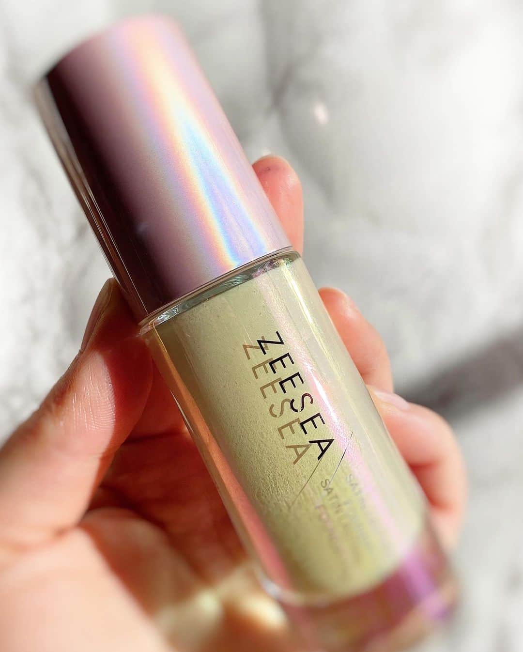 あやかさんさんのインスタグラム写真 - (あやかさんInstagram)「インスタでバズりまくってる中国コスメ　@zeeseacosmetics で フルメイクしてみたよ🐼🇨🇳💄 赤シャドウとネイビーのアイライン 鼻チークに深紅リップでチャイボーグメイク🤪  しっとりなのに塗るとサラサラになる メタバースピンクシリーズ シャイニングギャラクシーリキッドファンデーション  ふんわり軽いのに崩れない メタバースピンクシリーズ アストロダスト　パウダーファンデーション どちらも2月の新作✨スワイプして驚きの崩れなさを見て❤️ @zeeseacosmetics_jp  #ズーシー #zeesea #中国コスメ #中国メイク #チャイボーグ #中華メイク #メイクレポ #新作コスメ #ノースリーブ #タートルネック #自撮り #セルフィー #カラコン #脱毛サロン #エステ #育乳 #バストケア #バストアップ」2月5日 19時20分 - __aya.aya.aya__