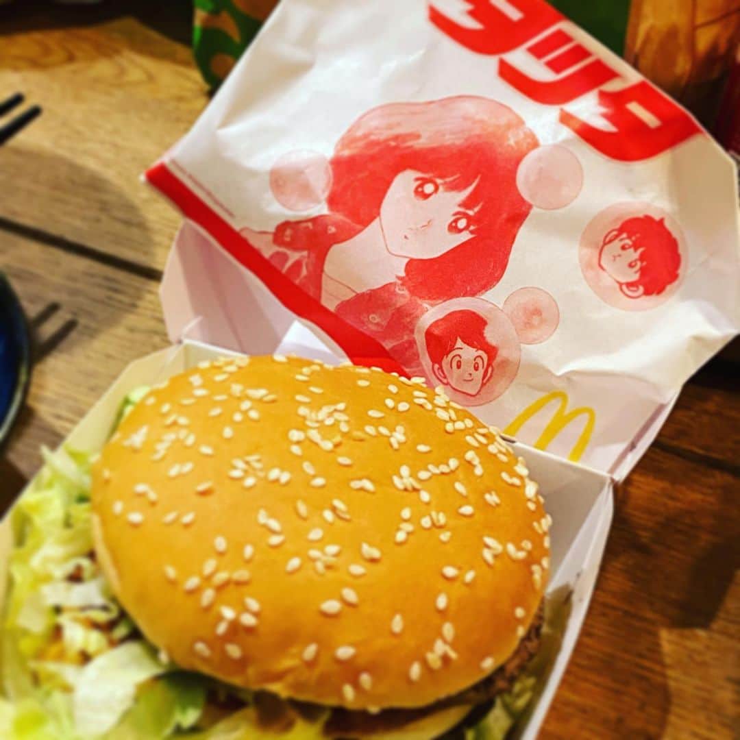 安倍吉俊のインスタグラム：「タッタ……。こわな悪ふざけみたいな企画がよく通るな。まあそれで買ってるから効果ありなのか」