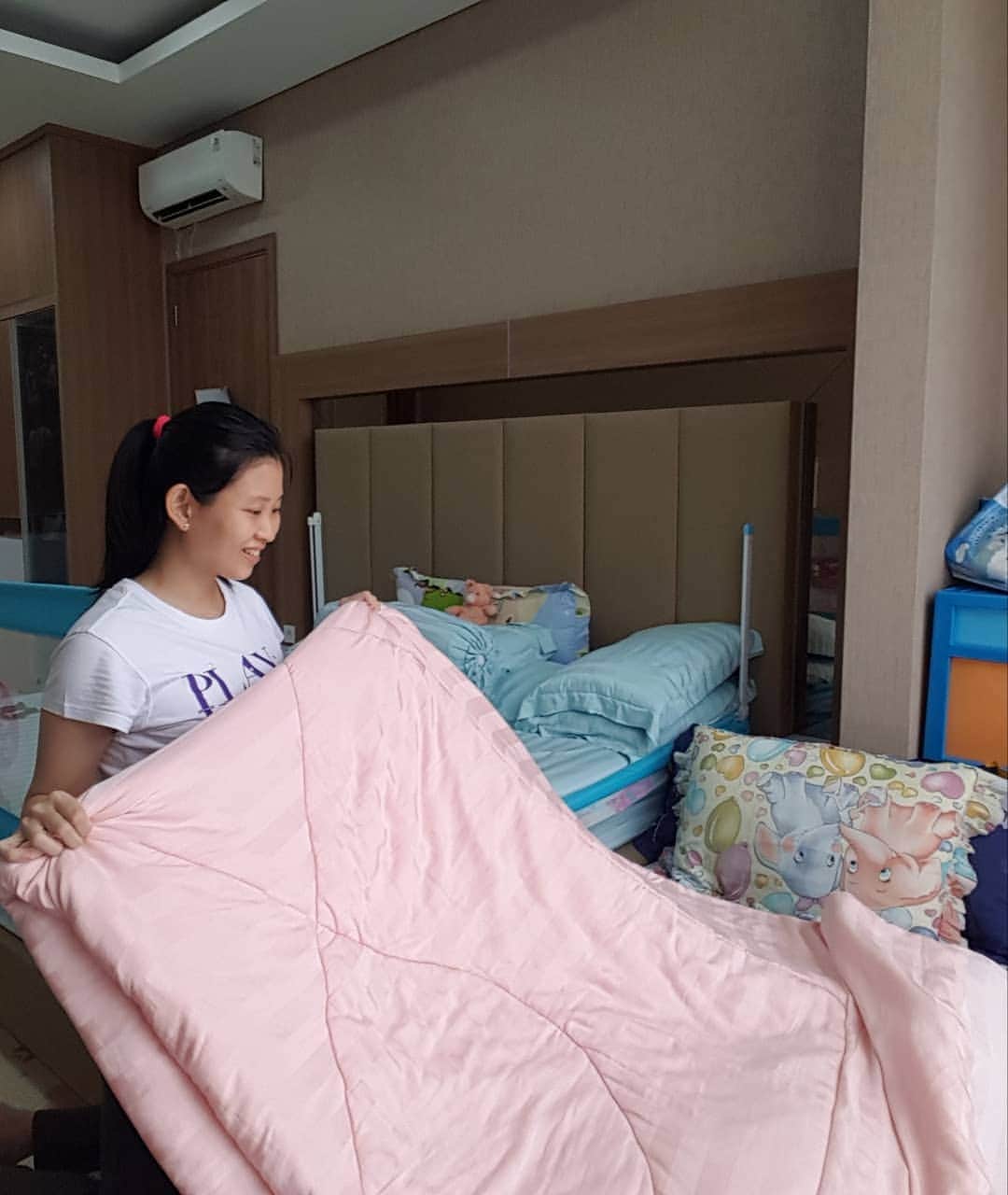 デビー・スサントのインスタグラム：「Di tahun 2021 ini aku punya target untuk bikin rumah tambah nyaman dan fresh lagi karena saat ini semua masih stay at home untuk wfh dan sfh. Salah satu tempat favorite bersama adalah di ruangan keluarga ini biasanya aku menghabiskan waktu bersama anak sambil bekerja. Supaya tambah rileks saat melakukan aktifitas aku mau mencuci semua cover sofa , sarung bantal , pakaian dan gorden pakai downy ❤  Karena cukup dengan 1 tutup botol aja udah bisa menghasilkan wangi yang segar dan harum dibandingin product lain (non konsentrat dan campuran)  harus pake 4 takar tutup botol baru bisa dapat hasil yg di inginkan. Nah favorit kita sekeluarga downy mystique dengan keharuman yg unik dan memikat. Mengawali hari dengan rumah yang fresh look dan harus bikin suasana rumah jadi good vibe banget and its happiness for all of us. Aku mau kasih giveaway nih buat ibu ibu !! Coba share kreativitas yang kalian bikin untuk ruangan dan rumah kalian menggunakan downy kayak aku untuk bikin perabot kain di rumah makin fresh. Jangan lupa mention @downyindonesia dan aku ya. Untuk 2 followers aku yg paling kreatif akan ada hampers menarik dari downy ! Pengumuman akhir maret ya ❤ Beli downy nya di Yogya Supermarket aja moms. Soalnya lagi ada promo diskon 25% untuk Downy Refill 680ml dari tanggal 5 - 18 Februari ! Buruan tunggu apa lagi 👌@info_yogyagroup @downyindonesia  #biangnyaibupintar#ads」