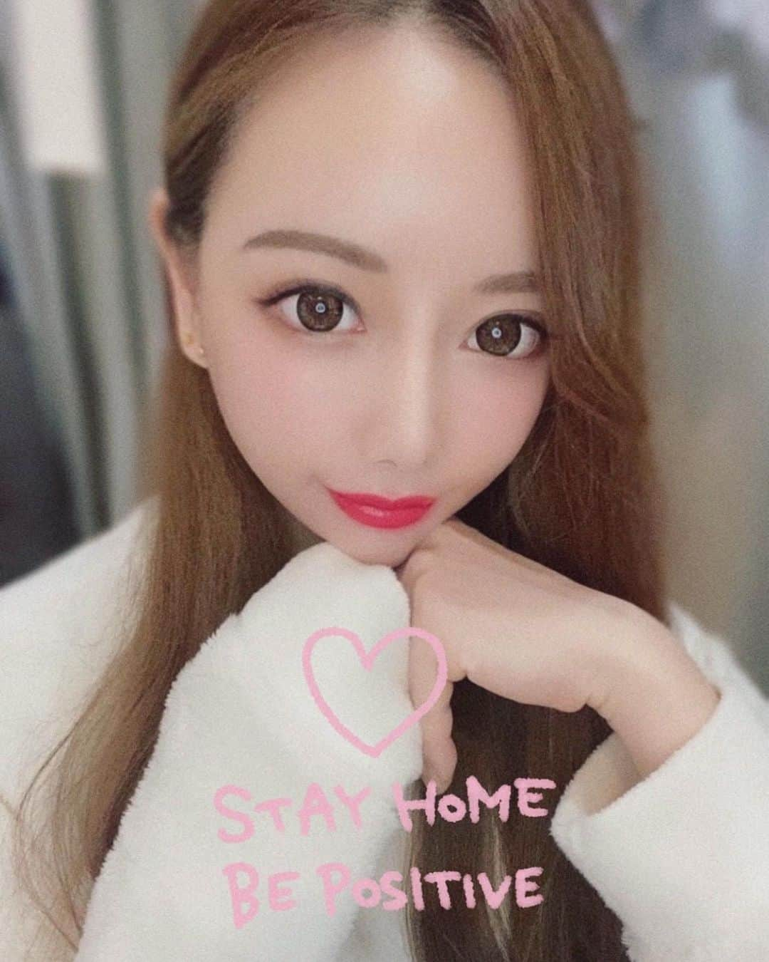 小松崎真理さんのインスタグラム写真 - (小松崎真理Instagram)「🏠 ・ ・ ・ ・ ヴェルベットスキンを @elena__clinic で受けたよ❤︎ ダーマペン4とマッサージピールで相乗効果がup✩ ヴェルベットのような柔らかくてつるつるなお肌になって感動🥺❤️ ツヤ、ハリもでてファンデいらず☺️  #エレナクリニック #ヴェルベットスキン #ダーマペン4 #マッサージピール #コラーゲンピール #究極の美肌治療 #小じわ改善 #ニキビ跡 #美白 #美肌 #ツヤ肌 #美容クリニック #美容皮膚科 #新宿」2月5日 19時14分 - xs2.mari.s2x