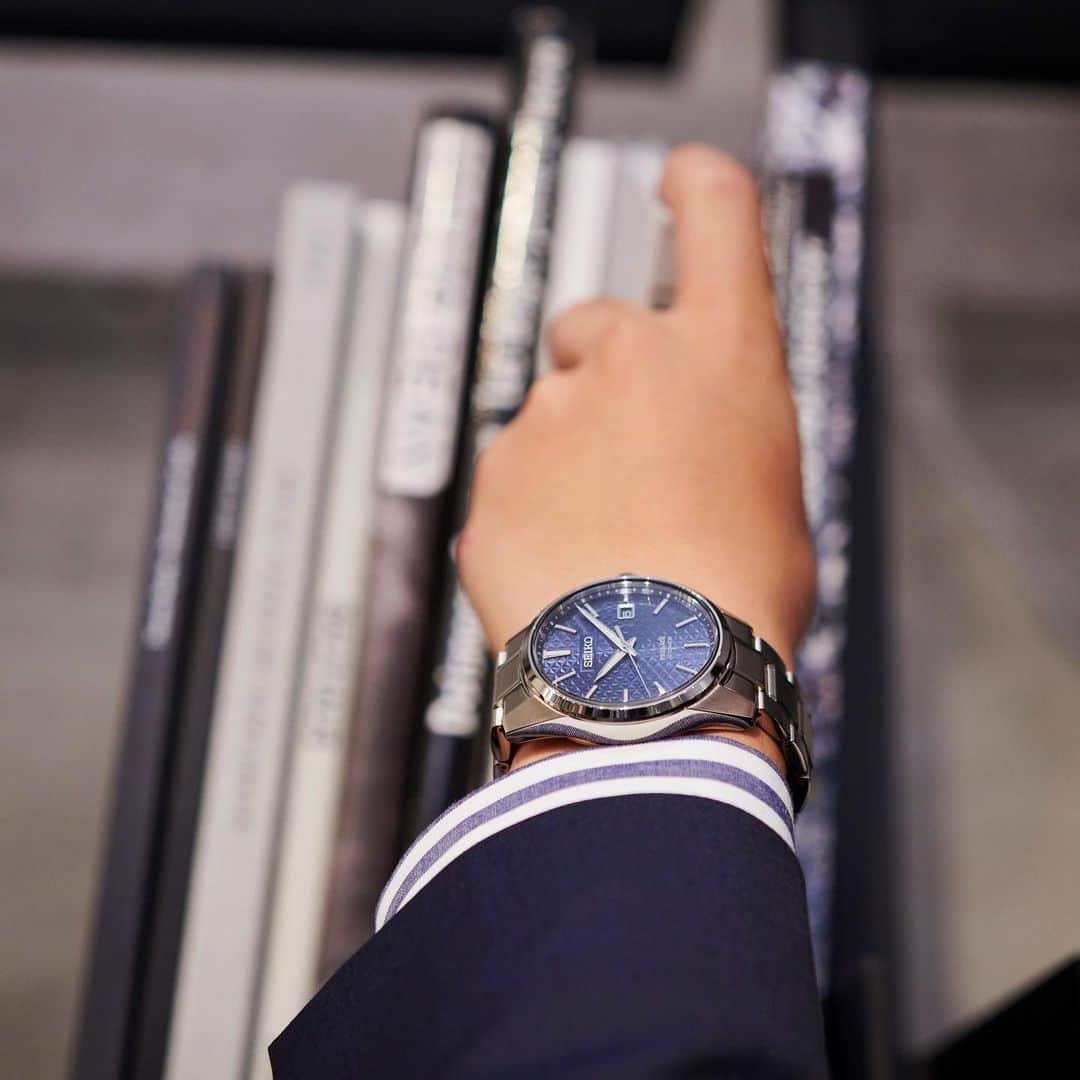 セイコーさんのインスタグラム写真 - (セイコーInstagram)「Seiko Presage Sharp Edged Series. 洗練された日本独自の美意識を根底に据え、研ぎ澄まされた感性で創り上げられたデザインコレクション。日本古来の感性を現代に合わせてアレンジすることによって腕時計へと昇華したデザインには、華美な装飾をそぎ落とすことで本質を表現する、洗練された日本独自の美学が取り入れられています。ダイヤルカラーには日本の伝統色である「藍鉄」を取り入れました。  SARX077 110,000 円(税込) (税抜 100,000 円)  https://www.seikowatches.com/jp-ja/products/presage/special/sharp_edged_series/  #sarx077 #seiko #presage #seikopresage #sharpedgedseries #watch #watches #automatic #セイコー #プレザージュ #6r35 #メカニカル #watchfan #watchesofinstagram」2月5日 19時16分 - seikowatchjapan