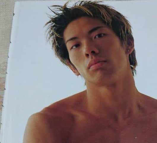 しみけんのインスタグラム：「メルカリに出品されていた僕が19歳？くらいの時のゲイ雑誌Badiのグラビア。﻿ ﻿ この頃はもうウンコ食って男優やってました😊」