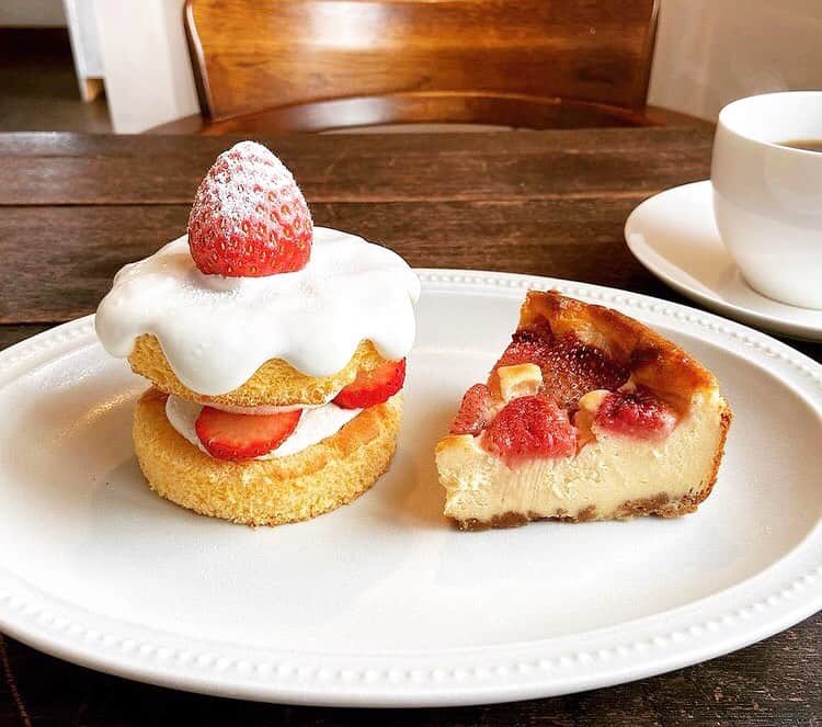 のインスタグラム：「［#cafemiru_栃木］﻿ ——————————————————————﻿ 隠れ家のようなほっこり古民家カフェ🎈「soyo」﻿ ﻿ オーダーを受けてから、たらりんとかけていただく生クリーム😋💕まるとさんかくで生地が違うようなので、食べ比べもいいですね〜🐰✨﻿ ﻿ ☑いちごショート（まる）🍰﻿ ☑いちごとホワイトチョコレートのチーズケーキ🧀﻿ ※販売状況は事前にお店へご確認ください。﻿ ﻿ 📍soyo﻿ ⚪︎住所 / 栃木県佐野市茂呂山町12-10﻿ ⚪︎営業時間 / Instagramをご確認ください。﻿ ※現在は営業時間が異なる場合がございますので、事前にご確認ください。﻿ ⚪︎定休日 / Instagramをご確認ください。﻿ ⚪︎アクセス / 佐野市駅より車で8分﻿ ﻿ 【#cafemiru_Tochigi】﻿ 📍soyo﻿ ◎Open Hours / Check Instagram﻿ ◎closest station / 「Sanoshi」﻿ ﻿ ☕️ @soyo_cafe﻿ 📷 @koichiro0202﻿ ———————————————————﻿ Cafemiruでは「#インスタ探検隊」or「#cafemiru」をタグ付けしているカフェ写真から、運営スタッフが厳選してご紹介しています👀🔍」