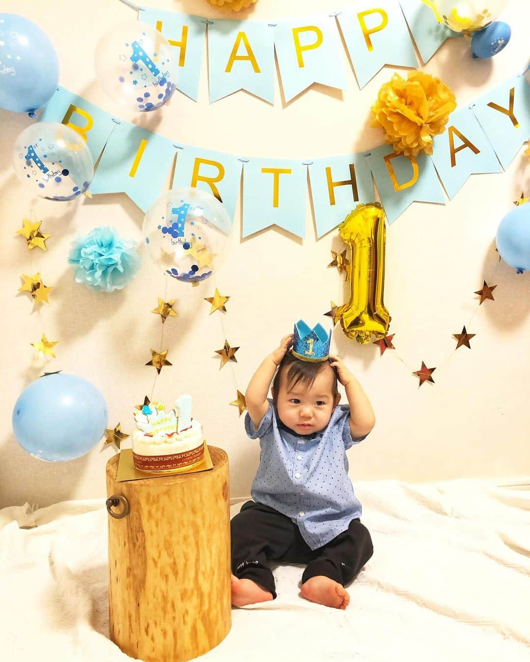 関口未来のインスタグラム：「🎉first birthday 🎂   先日一歳になりました 当日は、家でデコレーションして、ネットで注文した1歳から食べられるケーキを用意❣️(自分で作る気概は無し  でも甘くないからか拒否され大人と愛犬が食べる顛末🤣 そして1歳帽子が気に食わなかったようで、大泣きで撮影は終わりました…  最後お片付け中に私が何個か風船を割ってしまい更に大泣き笑  健康に無事一年育ってくれてありがとう❣️ きっと1歳は本当に楽しいことばかりになるよ❤︎  #happybirthday  #firstbirthday  #1歳お誕生日 #babycake #ファーストバースデーフォト  #おうちパーティー #お誕生日 #お誕生日おめでとう  #ファーストバースデー  #mamagirl #millymilly #たまひよメイト #たまひよ公式グラマー  #サンキュ公式インスタグラマー  #男の子ママと繋がりたい  #プレママさんと繋がりたい  #女の子ママ  #フォロワー募集中 #1歳男の子  #ベビスタグラム」