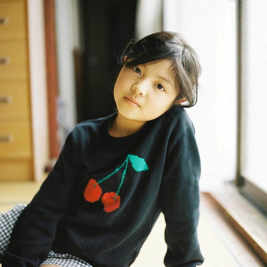 のインスタグラム：「長女が学校のプリントで、家族の好きなことを書いていた。  お父さんの好きなこと 「しゃしんをとること」 お父さんにしてあげたらよろこぶこと 「しゃしんをとらせてあげる」  そう、すべて正解。 ・  #hasselblad #film #filmphoto #filmphotography #filmcamera #instagramjapan #instagram #ハッセルブラッド#tokyocameraclub #igersjp #Pics_Film_ #shotonfilm #kodak #kodakportra400 #kodakfilm #lifewithkodak #kodakprofessional #madewithkodak  #inspiredwithhasselblad」