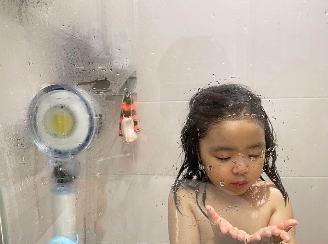 イ・ユンジのインスタグラム：「#광고#아이수#아이수샤워기   라니가 언제쯤 스스로 샤워를 하고 나올까? 궁금했었다. 아마도 화장실문을 잠궜던 그날이었던거 같다. 얼마지나지 않아 이녀석은 또한가지를 해내겠지?... #내새끼가큰다#샤워혼자하기성공#6세말의기록」