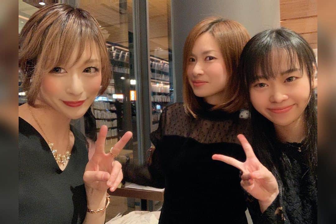 のインスタグラム：「こんばんは😊  明日はLibrary Concert♬ HiKaRiは今月2️⃣周年を迎えます🎉  そこで‼️いつもより少しお洒落をして✨18:00〜インスタLiveをします。 instagram.com/HiKaRiRion  是非見てくださーい🤗 18：30前の休憩の時、一緒にお話しましょう🥳コメントお待ちしてます😆  ＊CD販売を忘れずにやる_φ(･_･ . .  #Dearest  #エレクトーン  #RION #hikari  #藤本凜音  #音楽ユニット　 #Libraryconcert #山口県 #周南市  #徳山駅 #徳山駅前図書館　 #1stAlbum #シンガーソングライター #3月25日　 #タイムマシン　 #女子高生シンガー　 #CD全国発売　 #弾き歌い　 #エレクトーン弾き歌い　 #フォローお願いします」