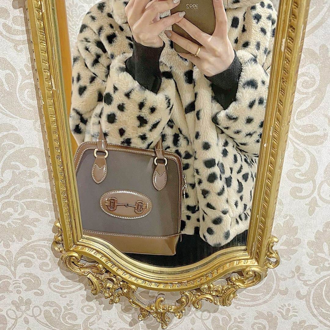 たんりいのインスタグラム：「. . お気に入りのバッグ👜♡ @emmyofficial.jp . 荷物も結構入るし形が可愛すぎる🥺 時期問わずたくさん使えそう〜💕 . #fashion #code #bag #handbag #ハンドバッグ #バッグ #コーディネート #ファッション #レトロ」