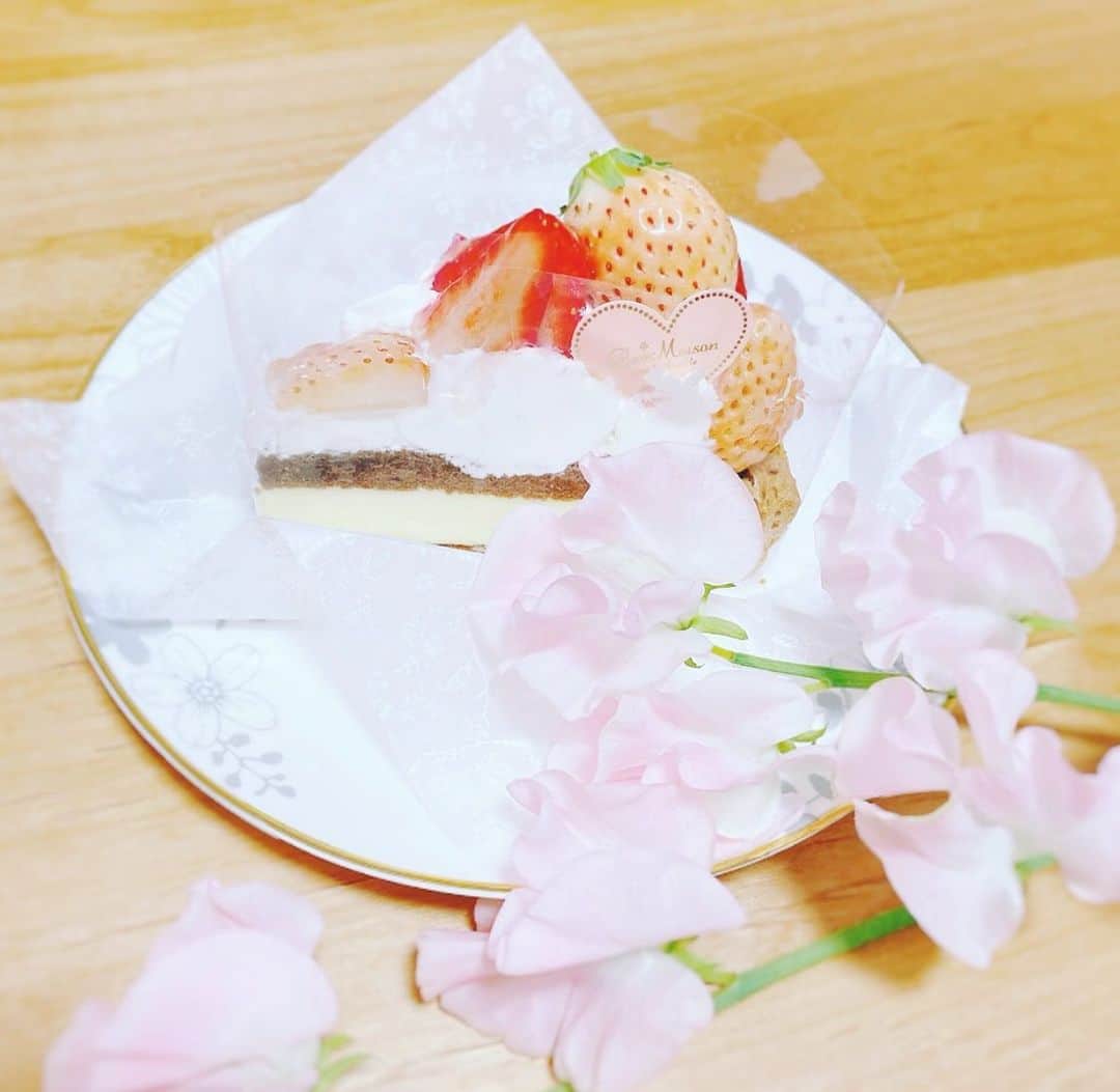 諏訪彩花のインスタグラム：「☺️💐〜✨ 可愛い、綺麗、カッコイイ、まつりって本当はまだまだもっと色んな魅力を隠し持っているなぁ…って思うから、これからもそれを一緒に磨いて、たくさんのプロデューサーさんにお届けできたらなぁって思います。。。💖  でも、本当に私は、ずっと貴方を尊敬しているだ。。。いつもありがとう。  今年もおめでとう☺️🎂わんだほー！でびゅーてほー！なプリンセスへ🎀 #徳川まつり生誕祭2021 ✨✨」