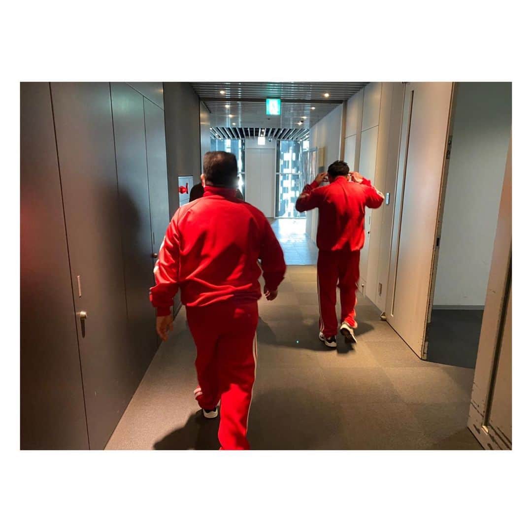 駒場孝のインスタグラム：「本日35歳になりました！ すごい場所へ立ち向かっていく写真みたいになってますが、ただ変なこと試すロケに行ってるだけです！ でも誕生日にコンビでそんな変な事をして笑って過ごせたのでいい日でした！ これからもミルクボーイよろしくお願いします！」