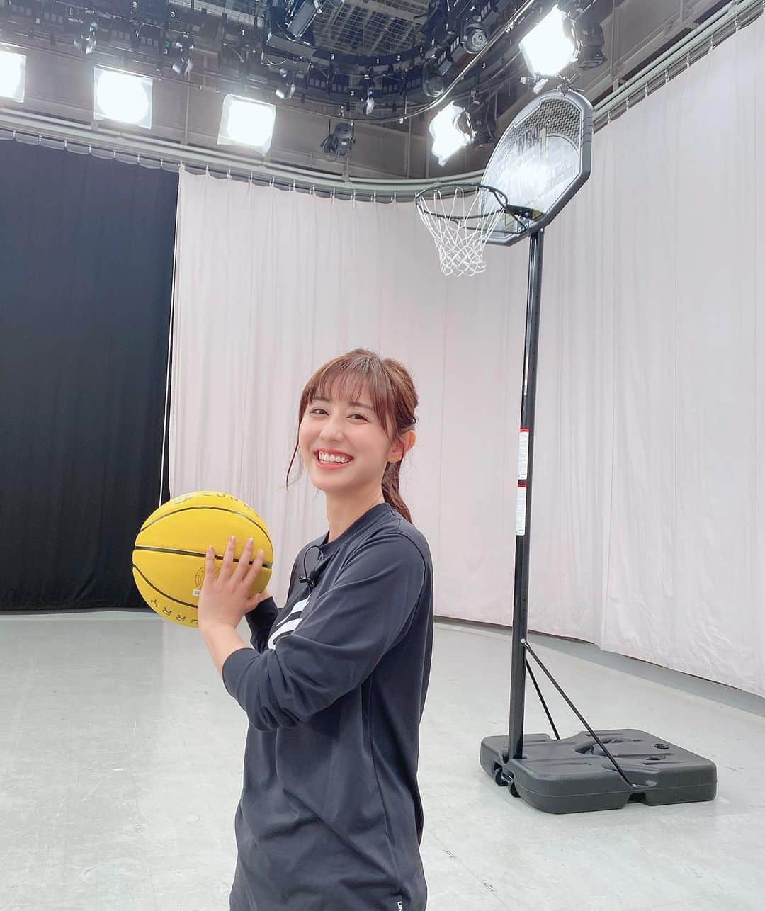 斎藤ちはるさんのインスタグラム写真 - (斎藤ちはるInstagram)「ミニバスやってました🏀 . スポーツ何やってたの？と聞かれたら バスケです！！と言い張っています😳 (小学生の頃だけだけど…) . . #スポーツ #大好き #観る のも #する のも #もうすぐ #NFL #スーパーボウル ですね… #ワクワク #ドキドキ . . #斎藤ちはる#テレビ朝日アナウンサー#テレビ朝日#テレ朝#アナウンサー#バスケ#バスケットボール#アメフト#アメリカンフットボール#スポーツ好き#スポーツ観戦#観戦#ゴール#タッチダウン#superbowl#2021#superbowl2021#🏀#🏈」2月5日 19時26分 - chiharu_saito_ex