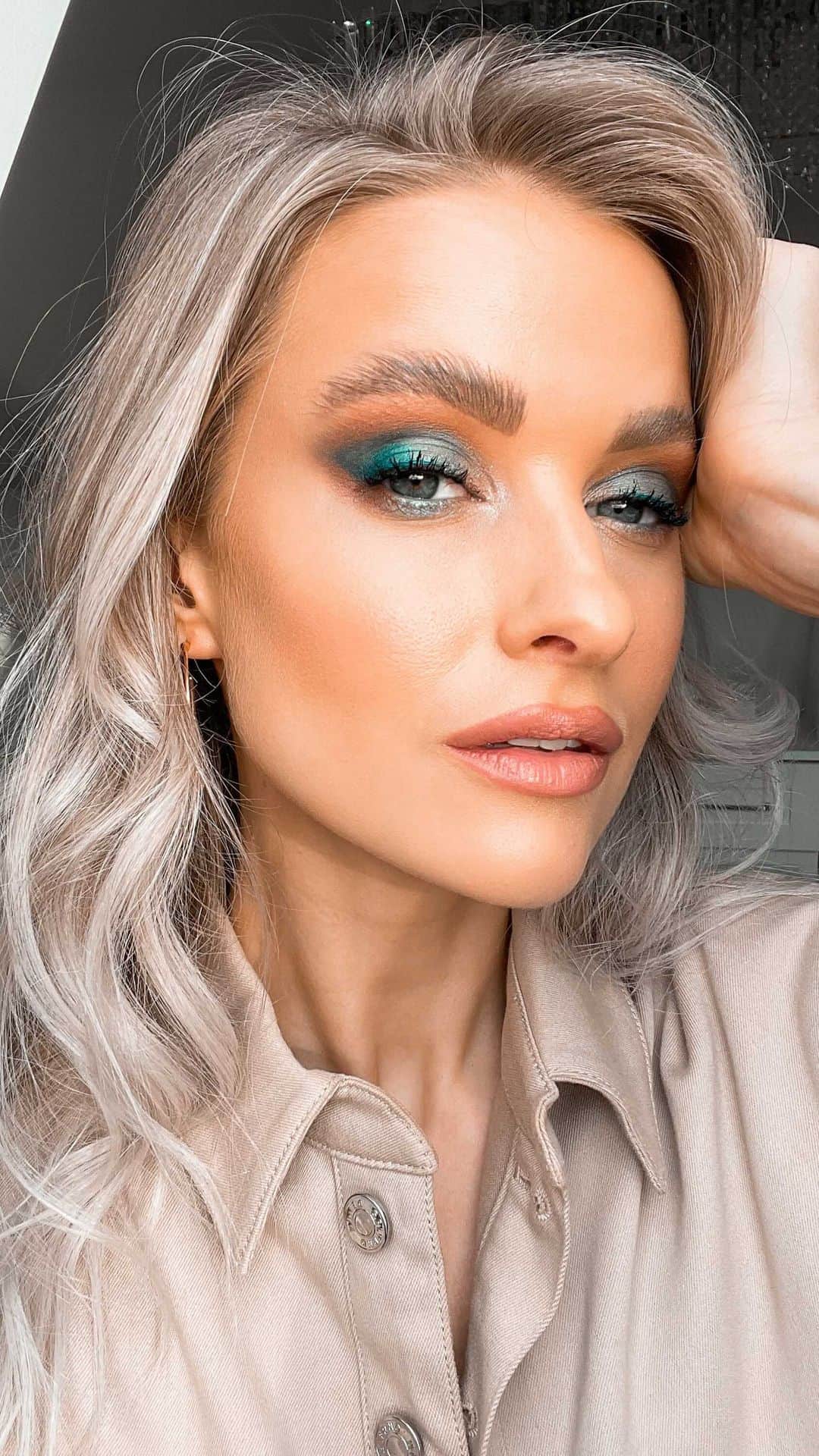 ビクトリアのインスタグラム：「ad. You heard it here first... @urbandecayuki just launched NAKED Wild West 🏜 - their first Vegan palette of 12 desert inspired neutral shadows, with a pop of a blue oasis in the middle. Cruelty free, pigment rich and out on February 9th!  I also used: Hydromanic Foundation in shade 40 Stay Naked The Fix Powder Lash Freak Mascara All Nighter Setting Spray #UrbanDecay 🌵  #grwm #WhatIWouldBeWearing #WildWest #makeuplooks」