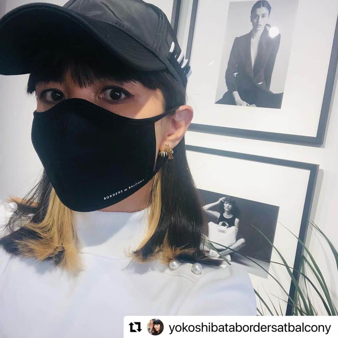 BORDERS at BALCONYのインスタグラム：「デザイナーの柴田もお気に入りで愛用しているALL BLACKSシリーズ🖤  かっこよさの中にもホワイトのロゴが爽やかです🤍🤍🤍  #Repost @yokoshibatabordersatbalcony with @make_repost ・・・ みなさん、外出を楽しめない週末、いかがお過ごしですか？  私は、ボーダーズのオンライン店長としての質問回答をしながら、2週間の入院から帰ってきたモクちゃん、子供たちと、久しぶりにゆっくり過ごしています😄😄  質問回答は手が痛くなって大変ですが、寂しがり屋なので、寂しくならず👍。みなさんのボーダーズやファッションに対する熱が伝わってきて嬉しいです。ファッションに対する熱は、イコール自分をよくみせたい‼️という思い。自分に対する期待がある、って、すごく大切だと思うんですよね。だから、こんな中だからこそもあって、すごく嬉しいです！  モクちゃんは、すいえんになってしまって入院していたのですが、もう大丈夫。とても心配しました。原因は、子供の軟膏（ステロイドじゃなくよかった💦）を食べてしまったことからでした。もっともっと気をつけないとですね！  写真は、間も無く発売になるその名もオールブラックス♥️♥️♥️。  キャップも、１枚目はナイロン素材、次はみんなも大好き、ベッチン素材です‼️お楽しみに♥️♥️」
