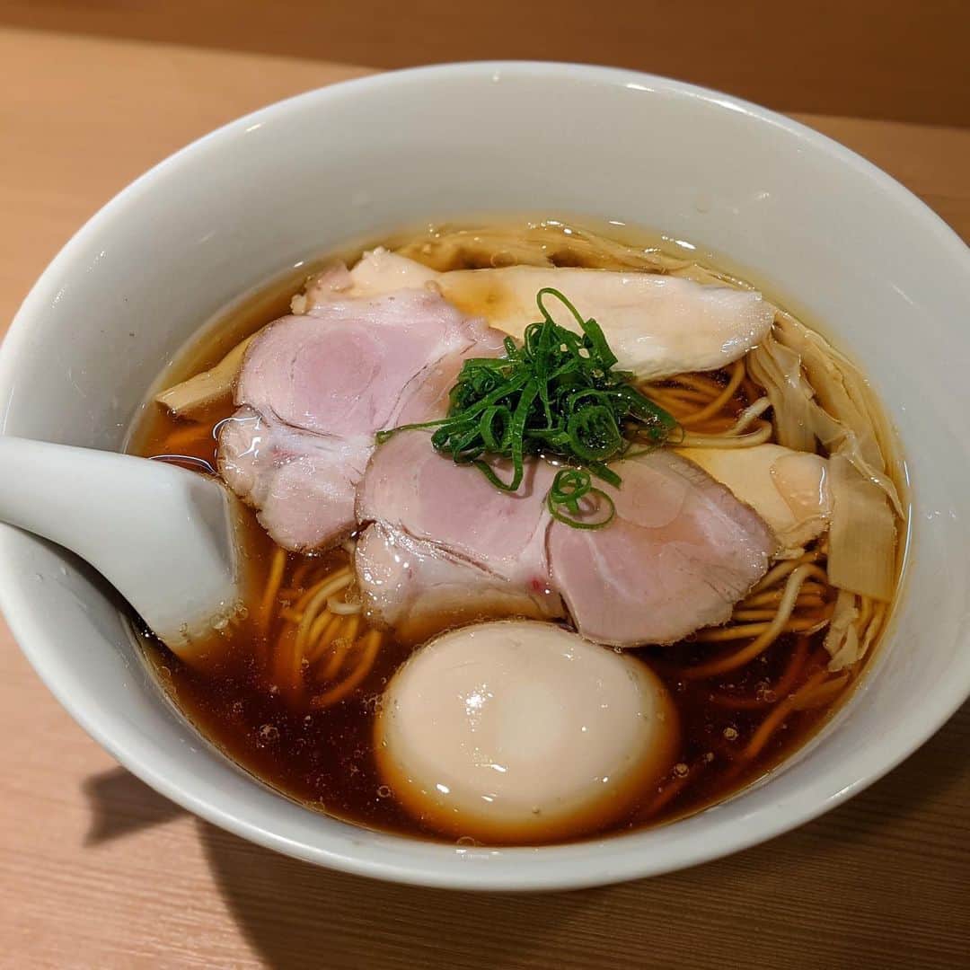 "TERIYAKI" テリヤキ編集部さんのインスタグラム写真 - ("TERIYAKI" テリヤキ編集部Instagram)「. 【らぁ麺 はやし田】📍新宿  スープ売り切れで営業終了するほどの人気店。 琥珀色に輝くスープと香り高い出汁の匂いに食欲をそそられます。  低温調理された鶏チャーシューは衝撃的な柔らかさ。 ラーメン激戦区新宿で上位に君臨する理由がわかるはず！  #らぁ麺はやし田  #らぁ麺はやし田新宿本店  #はやし田  #東京ラーメン」2月5日 19時28分 - teriyaki_jp