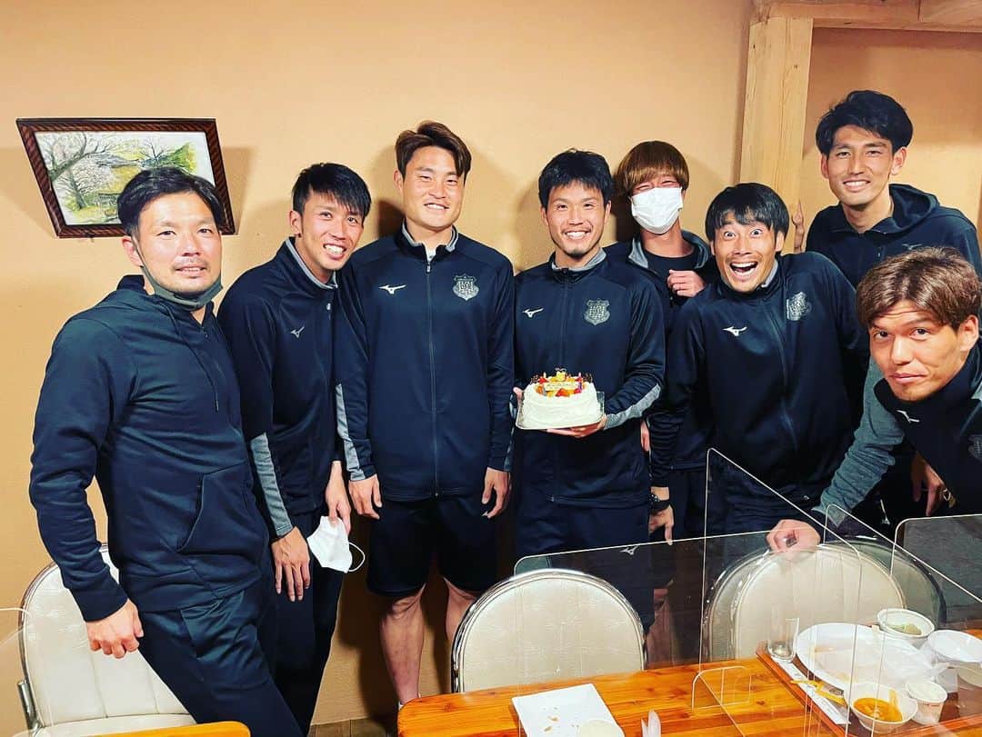 金井貢史のインスタグラム：「31歳になりました！ チームメイトに祝って貰いました！ありがとうございます😊 キャンプも折り返しです。怪我せず頑張ります！ #5 #プレゼントは前後半年受け付けております」